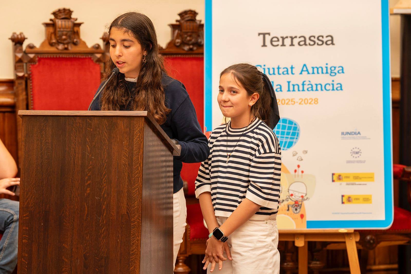 L'alcalde de Terrassa, Jordi Ballart, i el president d'UNICEF Comitè Catalunya, Jaume Lanaspa, han ratificat la signatura del conveni que reconeix Terrassa com a 'Ciutat Amiga de la infància i adolescència'. Es tracta d'un distintiu atorgat per UNICEF, d'acord amb representants del Ministeri de Joventut i Infància, de la Federació de Municipis de Catalunya (FMC) i de l'Institut Universitari de Necessitats i Drets de la Infància i l'Adolescència (IUNDIA) que conformen la Secretaria Permanent de 'Ciutats Amigues de la Infància' | Rafel Casanova