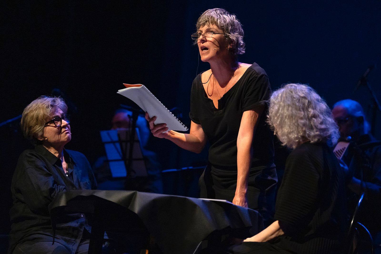 Terrassa va homenatjar ahir al dramaturg, poeta i traductor, Feliu Formosa, amb l'espectacle 'Molt bé diu senyor Feliu'. L'acte, celebrat al Teatre Principal, va comptar amb la presència del mateix Feliu Formosa; de l'alcalde de Terrassa, Jordi Ballart; del president delegat de l'Àrea de Cultura de la Diputació de Barcelona, Pau Gonzàlez Val; i alguns membres de la Comissió Feliu Formosa | Rafel Casanova