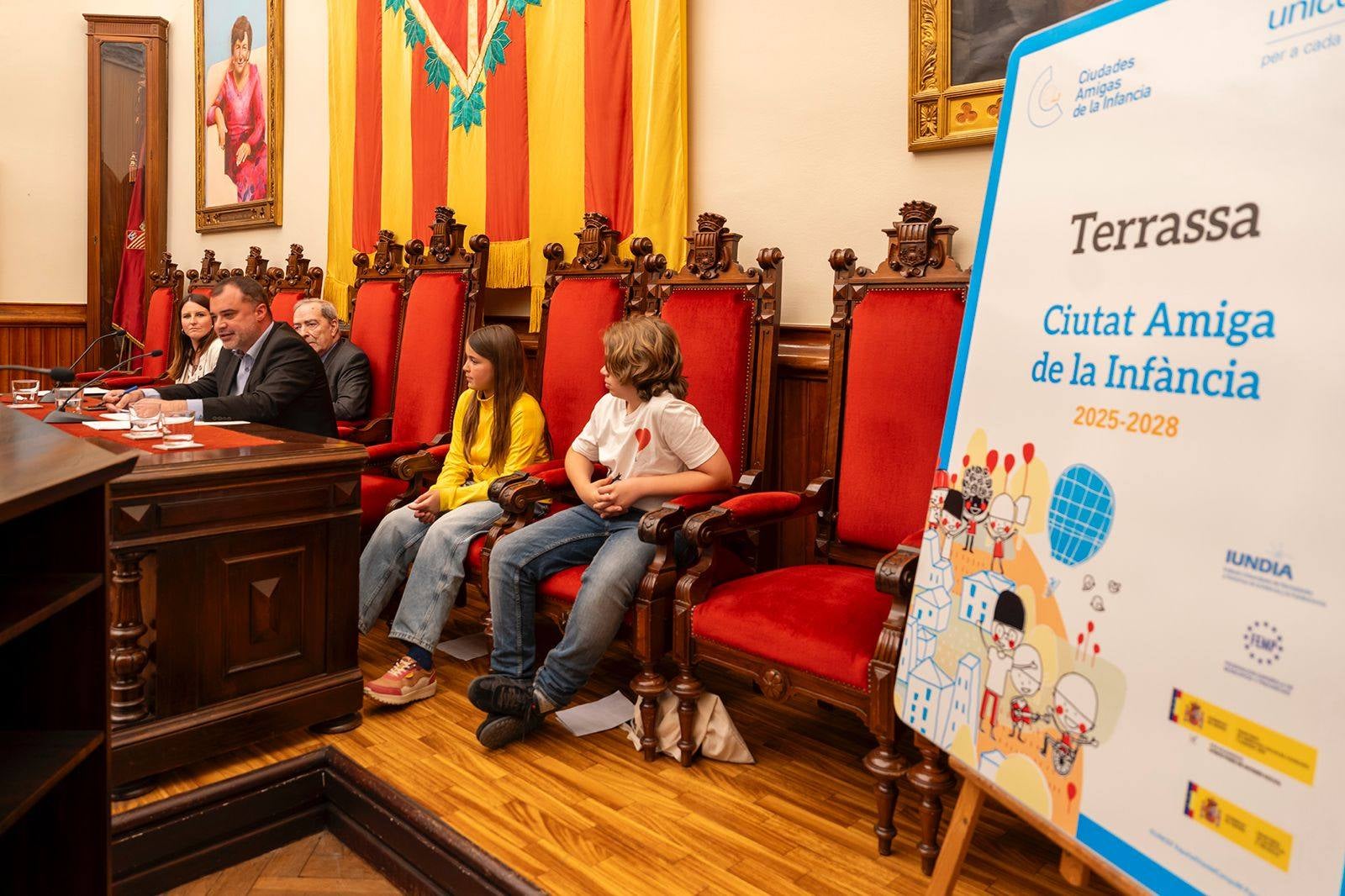 L'alcalde de Terrassa, Jordi Ballart, i el president d'UNICEF Comitè Catalunya, Jaume Lanaspa, han ratificat la signatura del conveni que reconeix Terrassa com a 'Ciutat Amiga de la infància i adolescència'. Es tracta d'un distintiu atorgat per UNICEF, d'acord amb representants del Ministeri de Joventut i Infància, de la Federació de Municipis de Catalunya (FMC) i de l'Institut Universitari de Necessitats i Drets de la Infància i l'Adolescència (IUNDIA) que conformen la Secretaria Permanent de 'Ciutats Amigues de la Infància' | Rafel Casanova