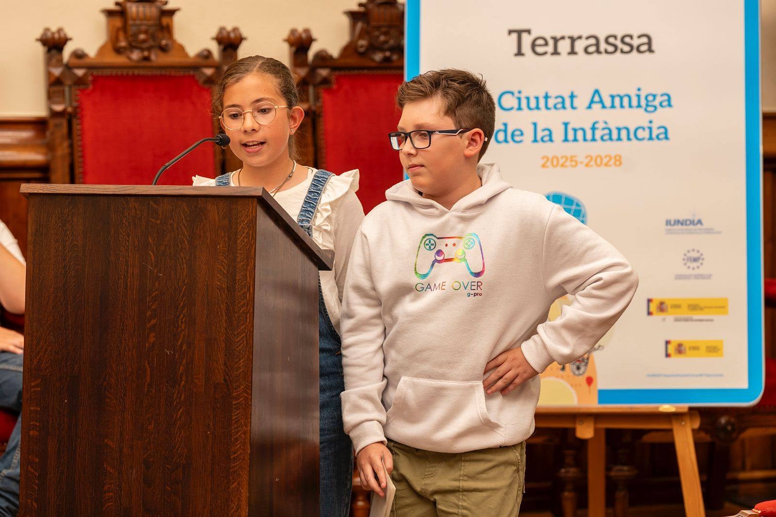 L'alcalde de Terrassa, Jordi Ballart, i el president d'UNICEF Comitè Catalunya, Jaume Lanaspa, han ratificat la signatura del conveni que reconeix Terrassa com a 'Ciutat Amiga de la infància i adolescència'. Es tracta d'un distintiu atorgat per UNICEF, d'acord amb representants del Ministeri de Joventut i Infància, de la Federació de Municipis de Catalunya (FMC) i de l'Institut Universitari de Necessitats i Drets de la Infància i l'Adolescència (IUNDIA) que conformen la Secretaria Permanent de 'Ciutats Amigues de la Infància' | Rafel Casanova