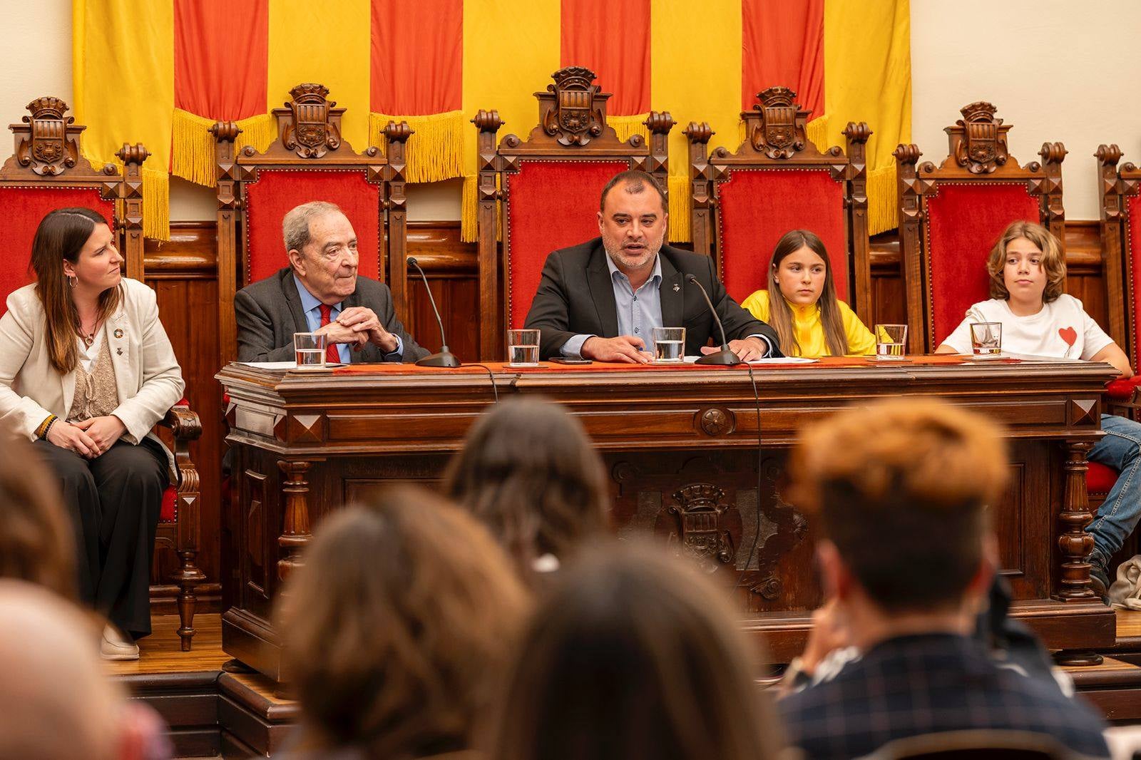 L'alcalde de Terrassa, Jordi Ballart, i el president d'UNICEF Comitè Catalunya, Jaume Lanaspa, han ratificat la signatura del conveni que reconeix Terrassa com a 'Ciutat Amiga de la infància i adolescència'. Es tracta d'un distintiu atorgat per UNICEF, d'acord amb representants del Ministeri de Joventut i Infància, de la Federació de Municipis de Catalunya (FMC) i de l'Institut Universitari de Necessitats i Drets de la Infància i l'Adolescència (IUNDIA) que conformen la Secretaria Permanent de 'Ciutats Amigues de la Infància' | Rafel Casanova