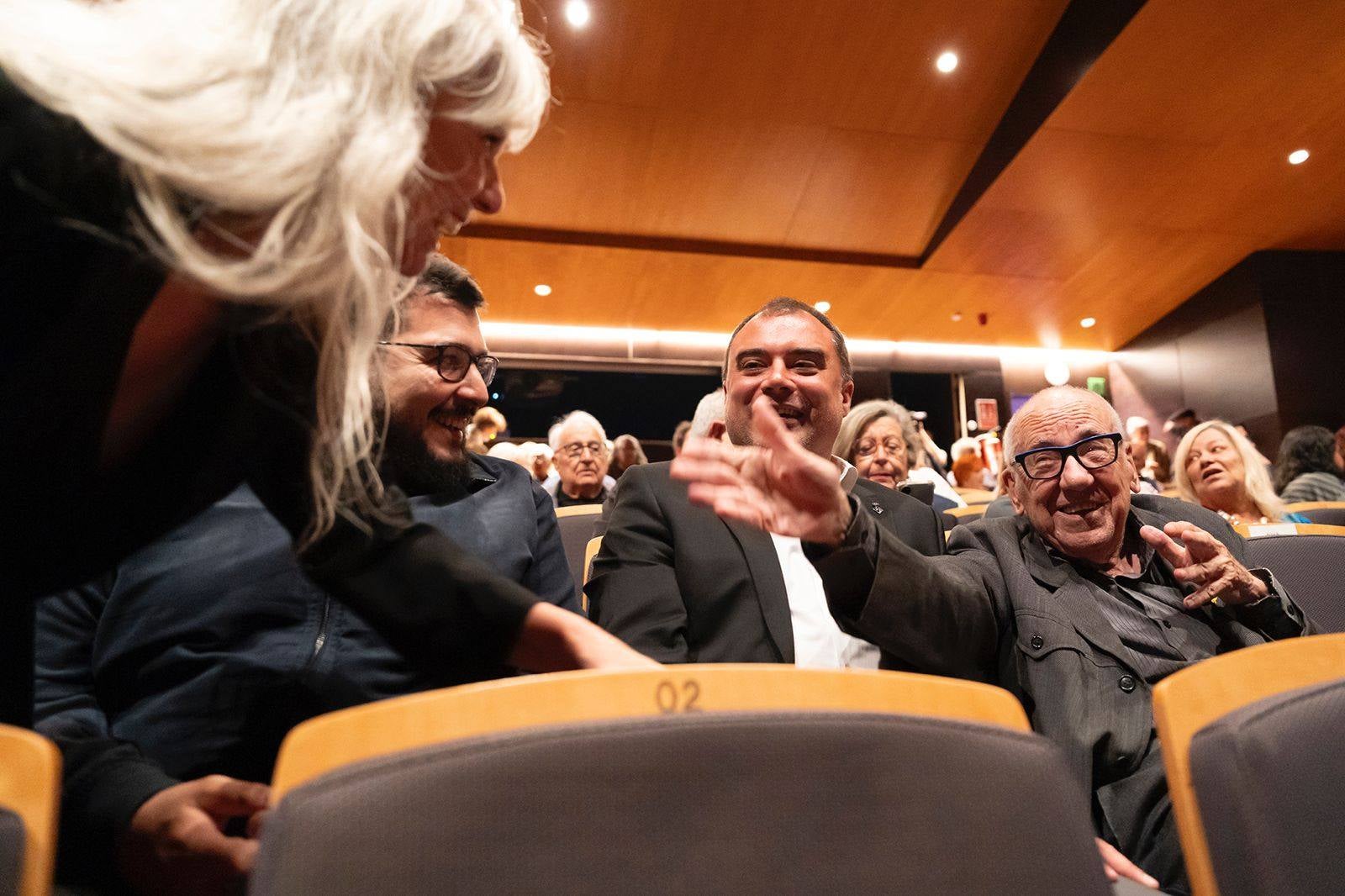 Terrassa va homenatjar ahir al dramaturg, poeta i traductor, Feliu Formosa, amb l'espectacle 'Molt bé diu senyor Feliu'. L'acte, celebrat al Teatre Principal, va comptar amb la presència del mateix Feliu Formosa; de l'alcalde de Terrassa, Jordi Ballart; del president delegat de l'Àrea de Cultura de la Diputació de Barcelona, Pau Gonzàlez Val; i alguns membres de la Comissió Feliu Formosa | Rafel Casanova