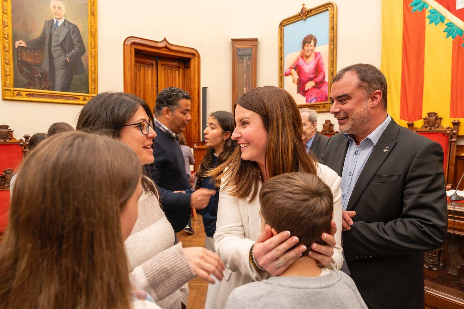 L'alcalde de Terrassa, Jordi Ballart, i el president d'UNICEF Comitè Catalunya, Jaume Lanaspa, han ratificat la signatura del conveni que reconeix Terrassa com a 'Ciutat Amiga de la infància i adolescència'. Es tracta d'un distintiu atorgat per UNICEF, d'acord amb representants del Ministeri de Joventut i Infància, de la Federació de Municipis de Catalunya (FMC) i de l'Institut Universitari de Necessitats i Drets de la Infància i l'Adolescència (IUNDIA) que conformen la Secretaria Permanent de 'Ciutats Amigues de la Infància' | Rafel Casanova