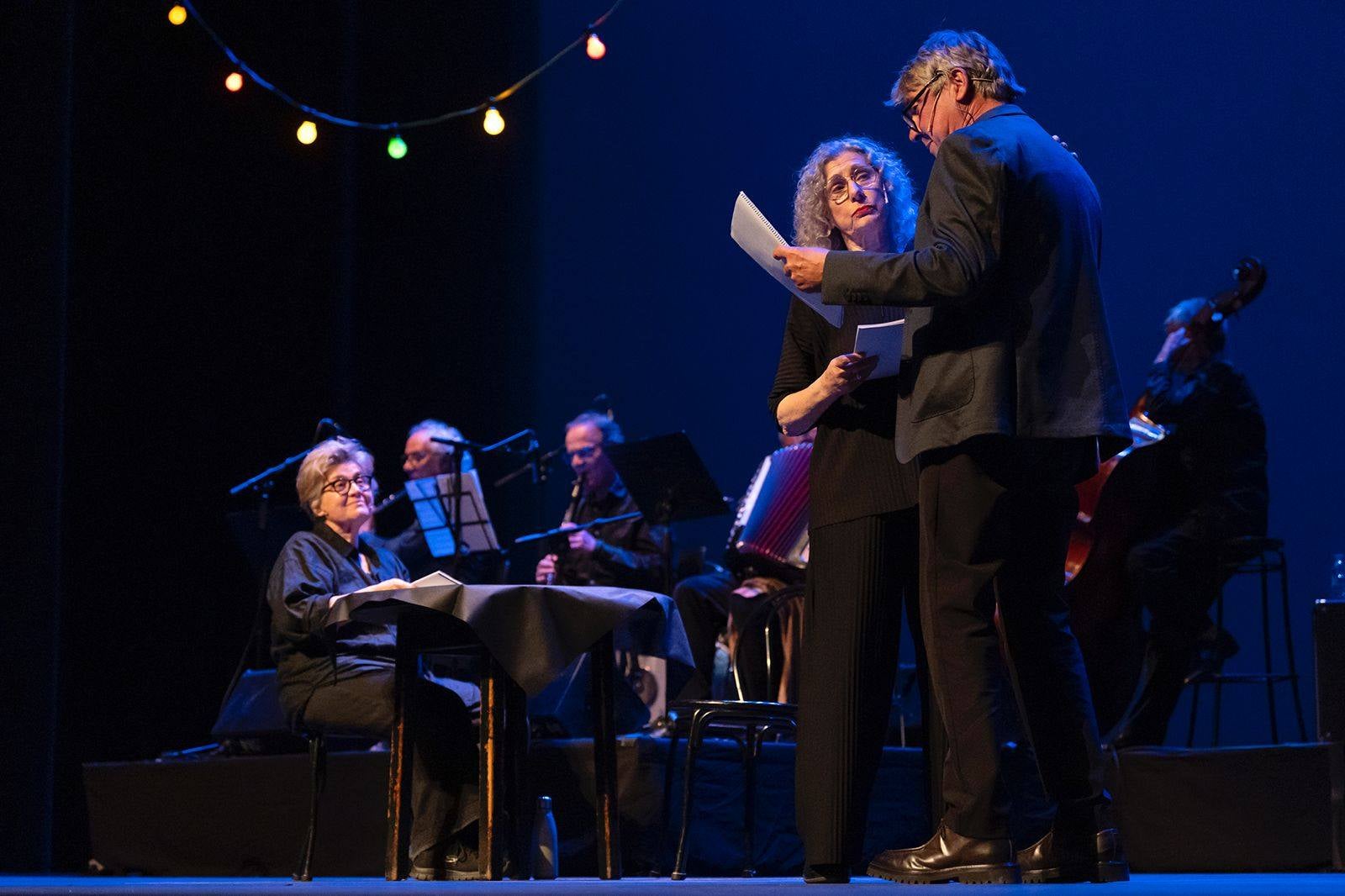 Terrassa va homenatjar ahir al dramaturg, poeta i traductor, Feliu Formosa, amb l'espectacle 'Molt bé diu senyor Feliu'. L'acte, celebrat al Teatre Principal, va comptar amb la presència del mateix Feliu Formosa; de l'alcalde de Terrassa, Jordi Ballart; del president delegat de l'Àrea de Cultura de la Diputació de Barcelona, Pau Gonzàlez Val; i alguns membres de la Comissió Feliu Formosa | Rafel Casanova