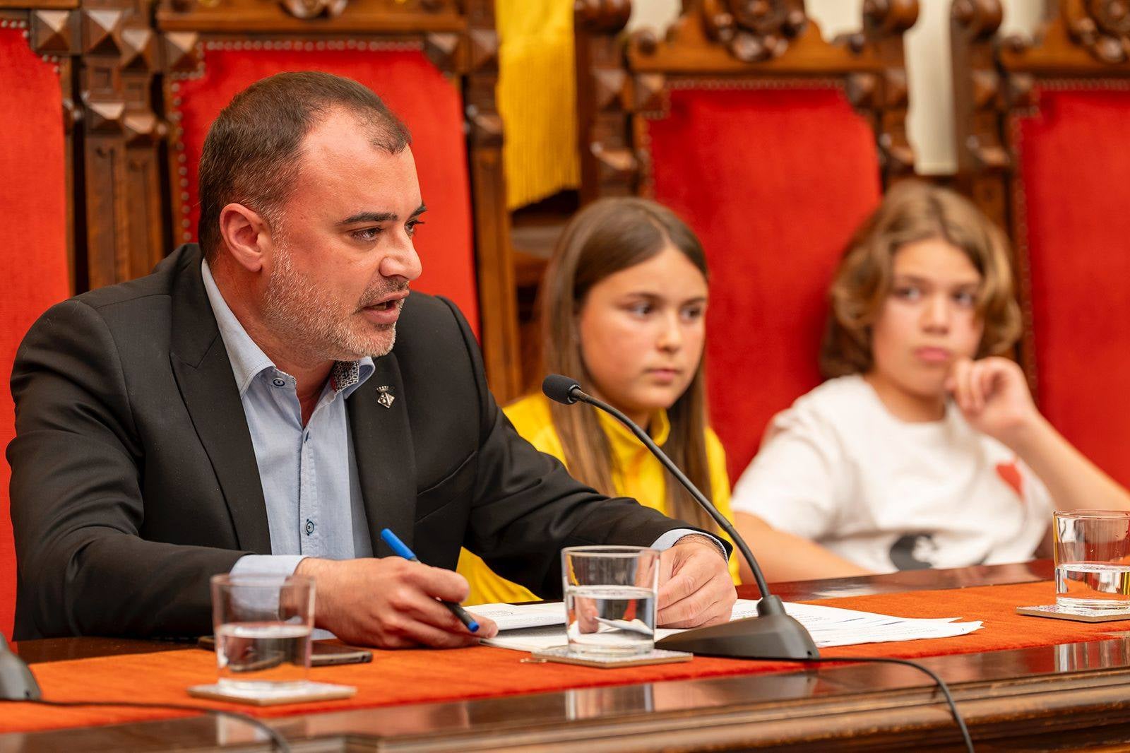 L'alcalde de Terrassa, Jordi Ballart, i el president d'UNICEF Comitè Catalunya, Jaume Lanaspa, han ratificat la signatura del conveni que reconeix Terrassa com a 'Ciutat Amiga de la infància i adolescència'. Es tracta d'un distintiu atorgat per UNICEF, d'acord amb representants del Ministeri de Joventut i Infància, de la Federació de Municipis de Catalunya (FMC) i de l'Institut Universitari de Necessitats i Drets de la Infància i l'Adolescència (IUNDIA) que conformen la Secretaria Permanent de 'Ciutats Amigues de la Infància' | Rafel Casanova