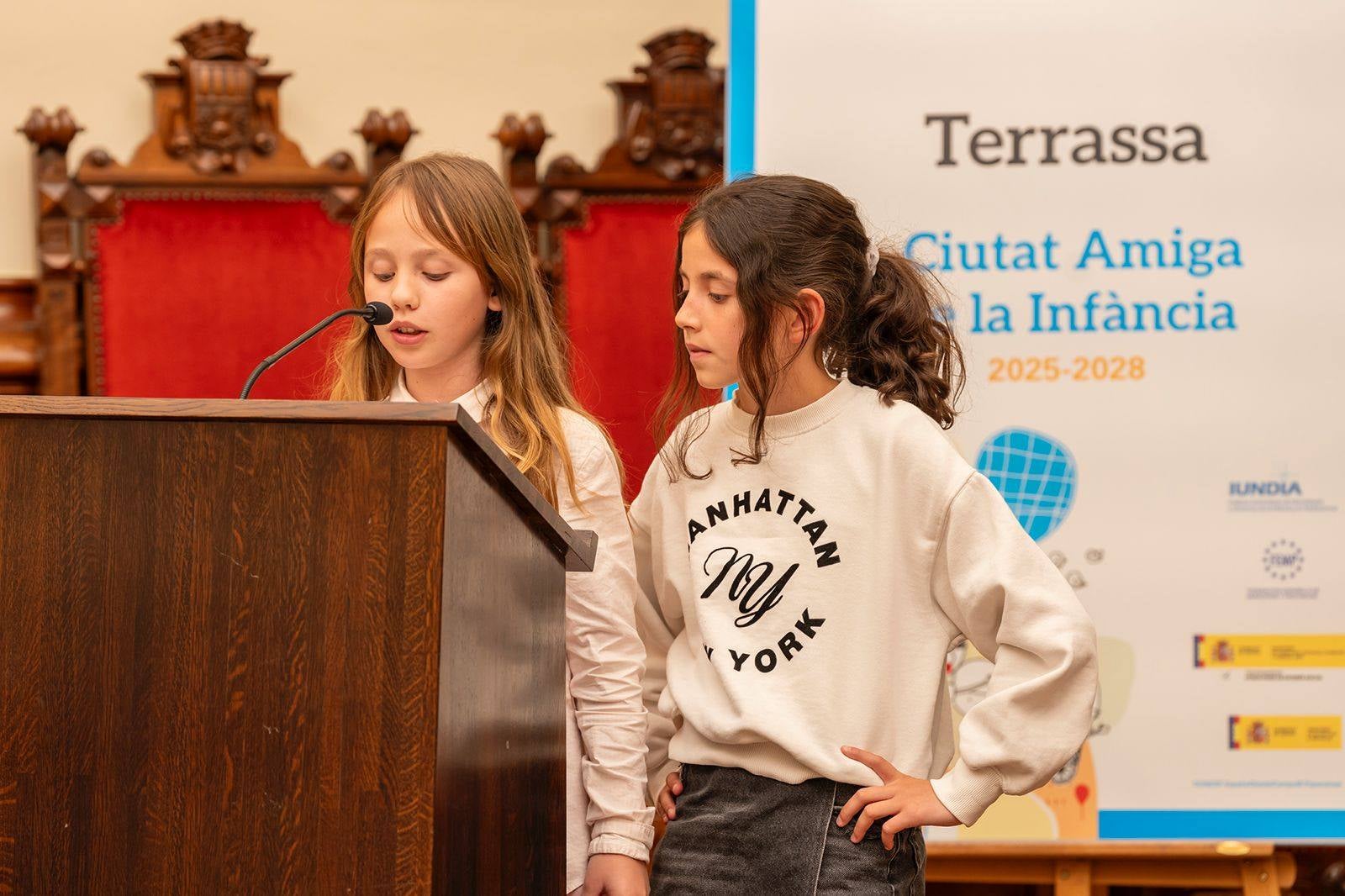 L'alcalde de Terrassa, Jordi Ballart, i el president d'UNICEF Comitè Catalunya, Jaume Lanaspa, han ratificat la signatura del conveni que reconeix Terrassa com a 'Ciutat Amiga de la infància i adolescència'. Es tracta d'un distintiu atorgat per UNICEF, d'acord amb representants del Ministeri de Joventut i Infància, de la Federació de Municipis de Catalunya (FMC) i de l'Institut Universitari de Necessitats i Drets de la Infància i l'Adolescència (IUNDIA) que conformen la Secretaria Permanent de 'Ciutats Amigues de la Infància' | Rafel Casanova