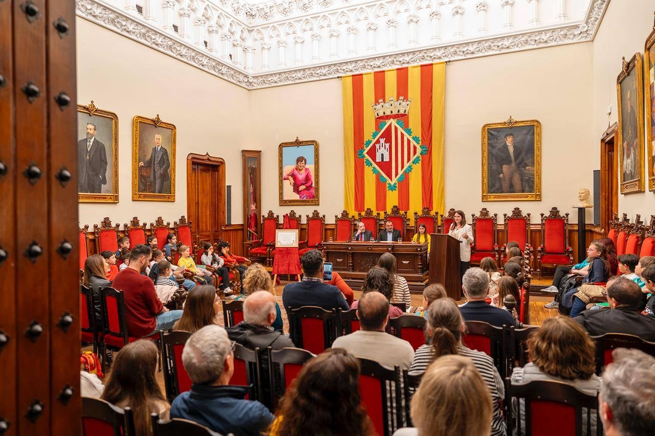 L'alcalde de Terrassa, Jordi Ballart, i el president d'UNICEF Comitè Catalunya, Jaume Lanaspa, han ratificat la signatura del conveni que reconeix Terrassa com a 'Ciutat Amiga de la infància i adolescència'. Es tracta d'un distintiu atorgat per UNICEF, d'acord amb representants del Ministeri de Joventut i Infància, de la Federació de Municipis de Catalunya (FMC) i de l'Institut Universitari de Necessitats i Drets de la Infància i l'Adolescència (IUNDIA) que conformen la Secretaria Permanent de 'Ciutats Amigues de la Infància' | Rafel Casanova