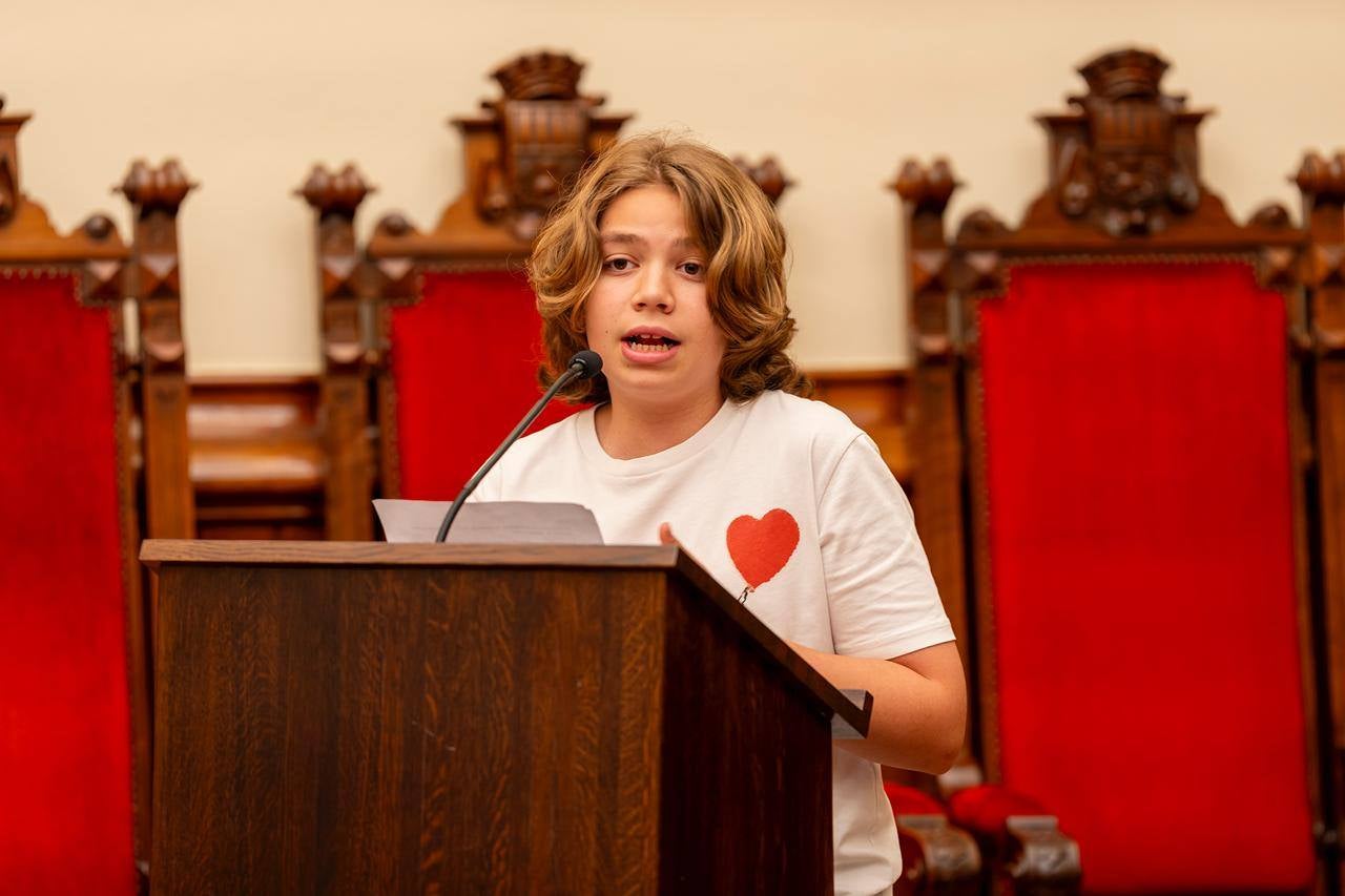 L'alcalde de Terrassa, Jordi Ballart, i el president d'UNICEF Comitè Catalunya, Jaume Lanaspa, han ratificat la signatura del conveni que reconeix Terrassa com a 'Ciutat Amiga de la infància i adolescència'. Es tracta d'un distintiu atorgat per UNICEF, d'acord amb representants del Ministeri de Joventut i Infància, de la Federació de Municipis de Catalunya (FMC) i de l'Institut Universitari de Necessitats i Drets de la Infància i l'Adolescència (IUNDIA) que conformen la Secretaria Permanent de 'Ciutats Amigues de la Infància' | Rafel Casanova