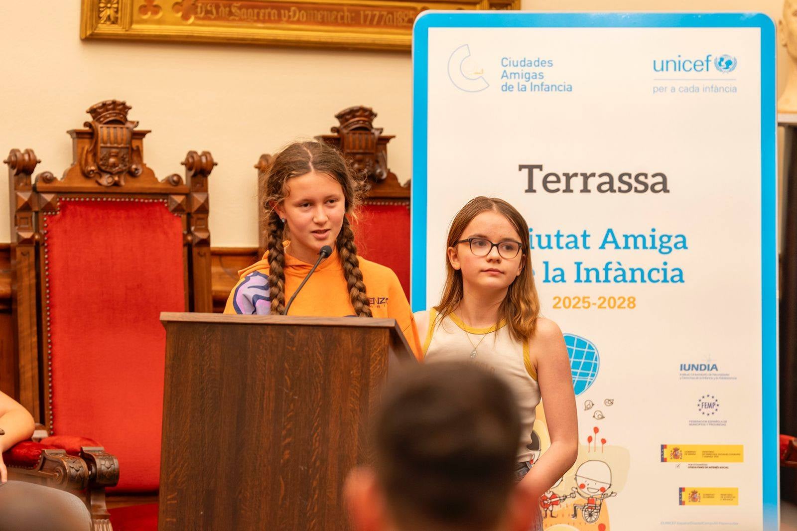 L'alcalde de Terrassa, Jordi Ballart, i el president d'UNICEF Comitè Catalunya, Jaume Lanaspa, han ratificat la signatura del conveni que reconeix Terrassa com a 'Ciutat Amiga de la infància i adolescència'. Es tracta d'un distintiu atorgat per UNICEF, d'acord amb representants del Ministeri de Joventut i Infància, de la Federació de Municipis de Catalunya (FMC) i de l'Institut Universitari de Necessitats i Drets de la Infància i l'Adolescència (IUNDIA) que conformen la Secretaria Permanent de 'Ciutats Amigues de la Infància' | Rafel Casanova