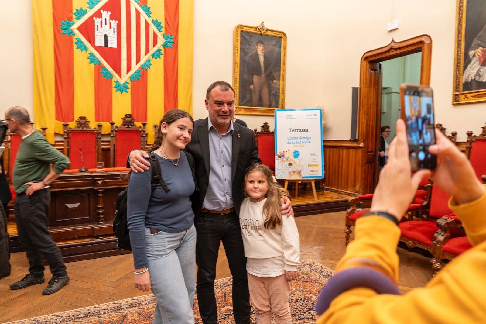 L'alcalde de Terrassa, Jordi Ballart, i el president d'UNICEF Comitè Catalunya, Jaume Lanaspa, han ratificat la signatura del conveni que reconeix Terrassa com a 'Ciutat Amiga de la infància i adolescència'. Es tracta d'un distintiu atorgat per UNICEF, d'acord amb representants del Ministeri de Joventut i Infància, de la Federació de Municipis de Catalunya (FMC) i de l'Institut Universitari de Necessitats i Drets de la Infància i l'Adolescència (IUNDIA) que conformen la Secretaria Permanent de 'Ciutats Amigues de la Infància' | Rafel Casanova