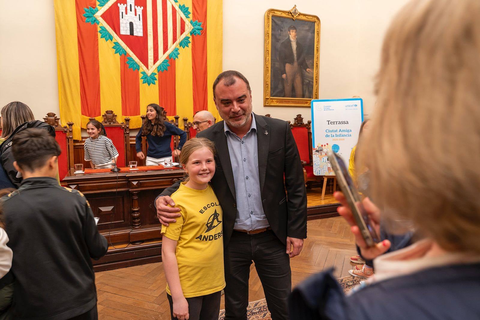 L'alcalde de Terrassa, Jordi Ballart, i el president d'UNICEF Comitè Catalunya, Jaume Lanaspa, han ratificat la signatura del conveni que reconeix Terrassa com a 'Ciutat Amiga de la infància i adolescència'. Es tracta d'un distintiu atorgat per UNICEF, d'acord amb representants del Ministeri de Joventut i Infància, de la Federació de Municipis de Catalunya (FMC) i de l'Institut Universitari de Necessitats i Drets de la Infància i l'Adolescència (IUNDIA) que conformen la Secretaria Permanent de 'Ciutats Amigues de la Infància' | Rafel Casanova
