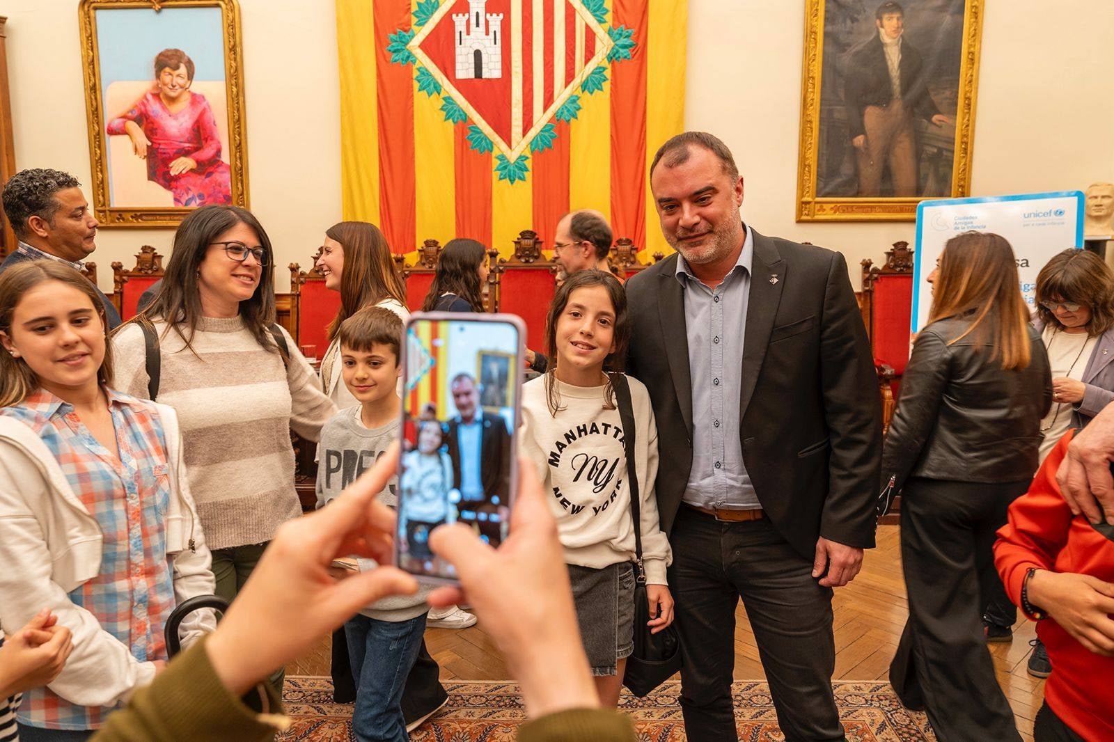 L'alcalde de Terrassa, Jordi Ballart, i el president d'UNICEF Comitè Catalunya, Jaume Lanaspa, han ratificat la signatura del conveni que reconeix Terrassa com a 'Ciutat Amiga de la infància i adolescència'. Es tracta d'un distintiu atorgat per UNICEF, d'acord amb representants del Ministeri de Joventut i Infància, de la Federació de Municipis de Catalunya (FMC) i de l'Institut Universitari de Necessitats i Drets de la Infància i l'Adolescència (IUNDIA) que conformen la Secretaria Permanent de 'Ciutats Amigues de la Infància' | Rafel Casanova