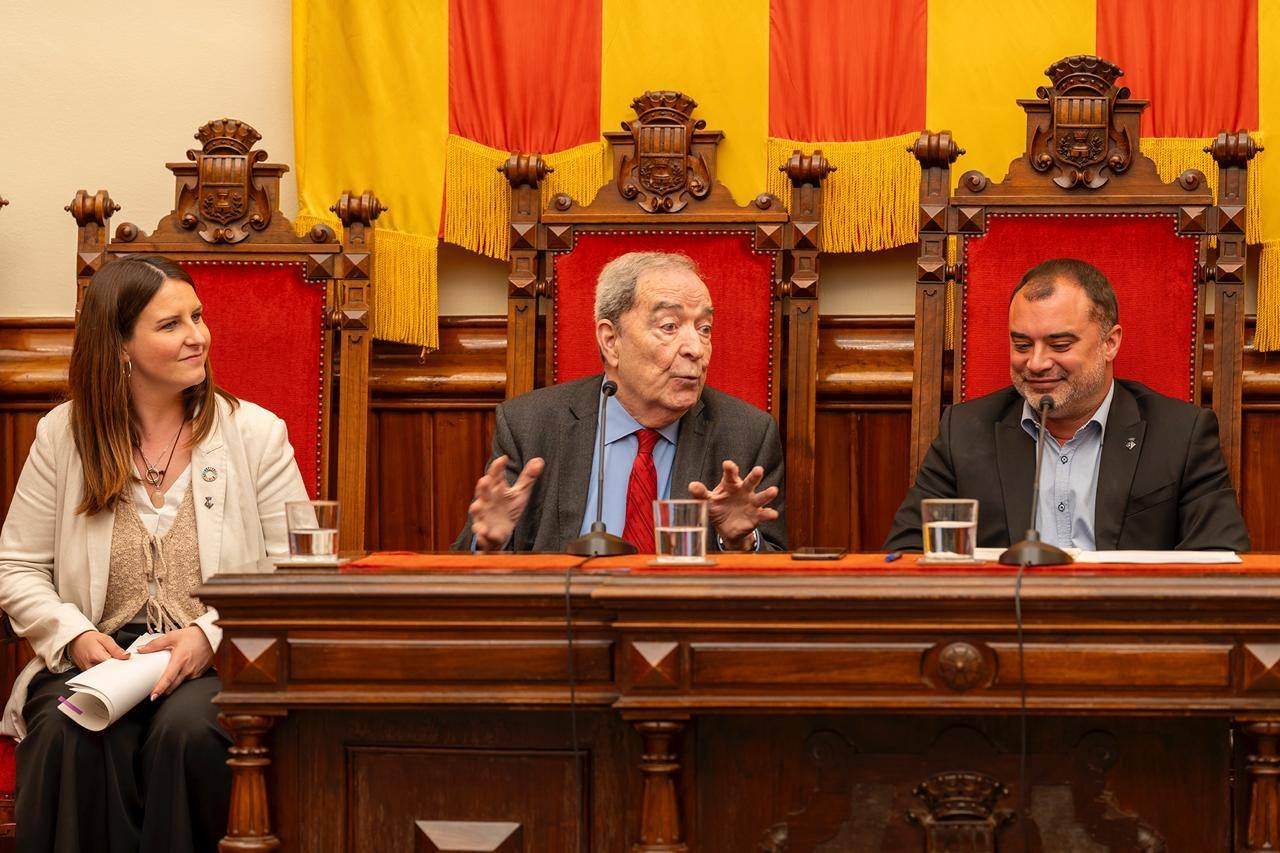 L'alcalde de Terrassa, Jordi Ballart, i el president d'UNICEF Comitè Catalunya, Jaume Lanaspa, han ratificat la signatura del conveni que reconeix Terrassa com a 'Ciutat Amiga de la infància i adolescència'. Es tracta d'un distintiu atorgat per UNICEF, d'acord amb representants del Ministeri de Joventut i Infància, de la Federació de Municipis de Catalunya (FMC) i de l'Institut Universitari de Necessitats i Drets de la Infància i l'Adolescència (IUNDIA) que conformen la Secretaria Permanent de 'Ciutats Amigues de la Infància' | Rafel Casanova