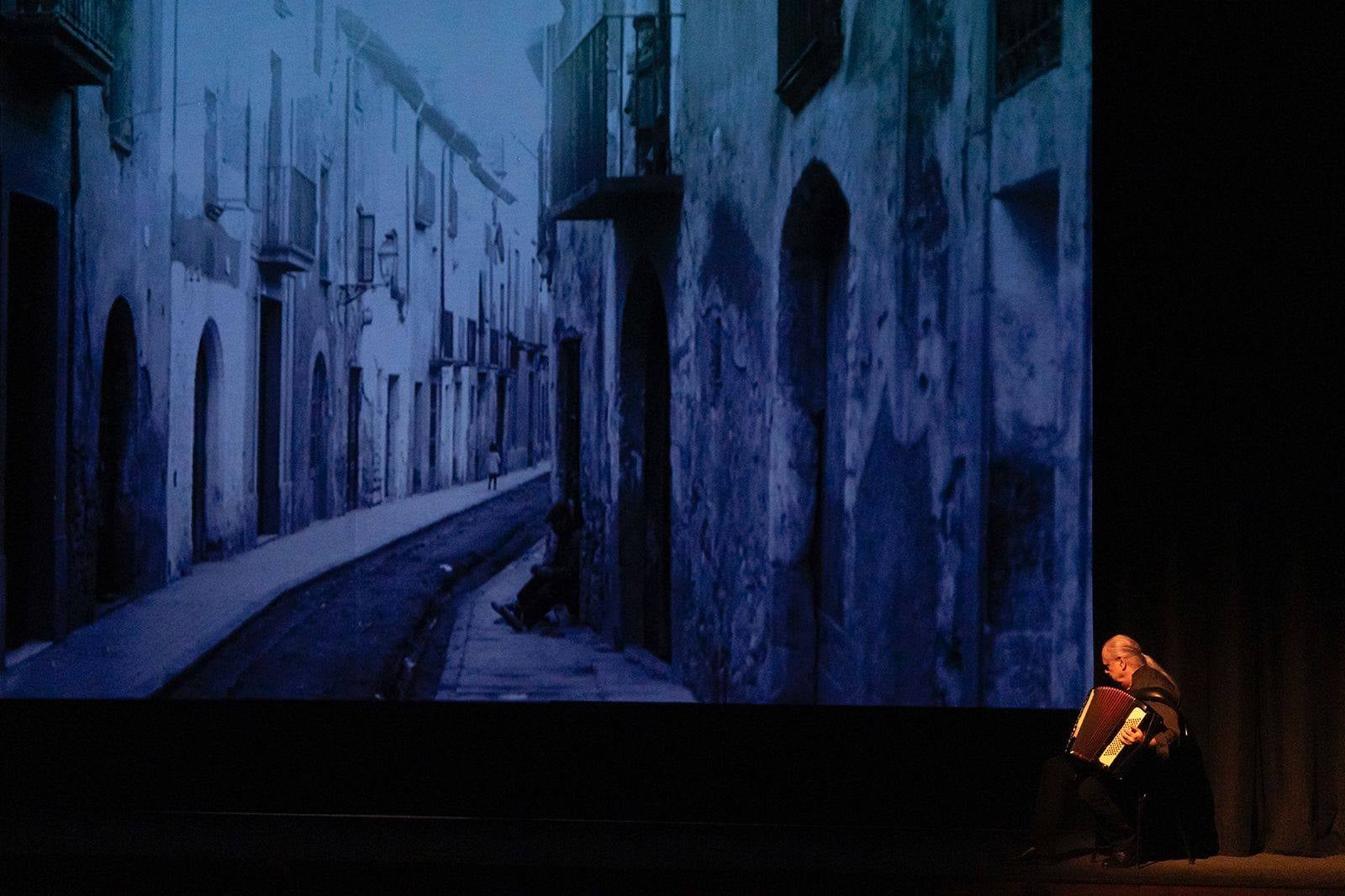 Terrassa va homenatjar ahir al dramaturg, poeta i traductor, Feliu Formosa, amb l'espectacle 'Molt bé diu senyor Feliu'. L'acte, celebrat al Teatre Principal, va comptar amb la presència del mateix Feliu Formosa; de l'alcalde de Terrassa, Jordi Ballart; del president delegat de l'Àrea de Cultura de la Diputació de Barcelona, Pau Gonzàlez Val; i alguns membres de la Comissió Feliu Formosa | Rafel Casanova