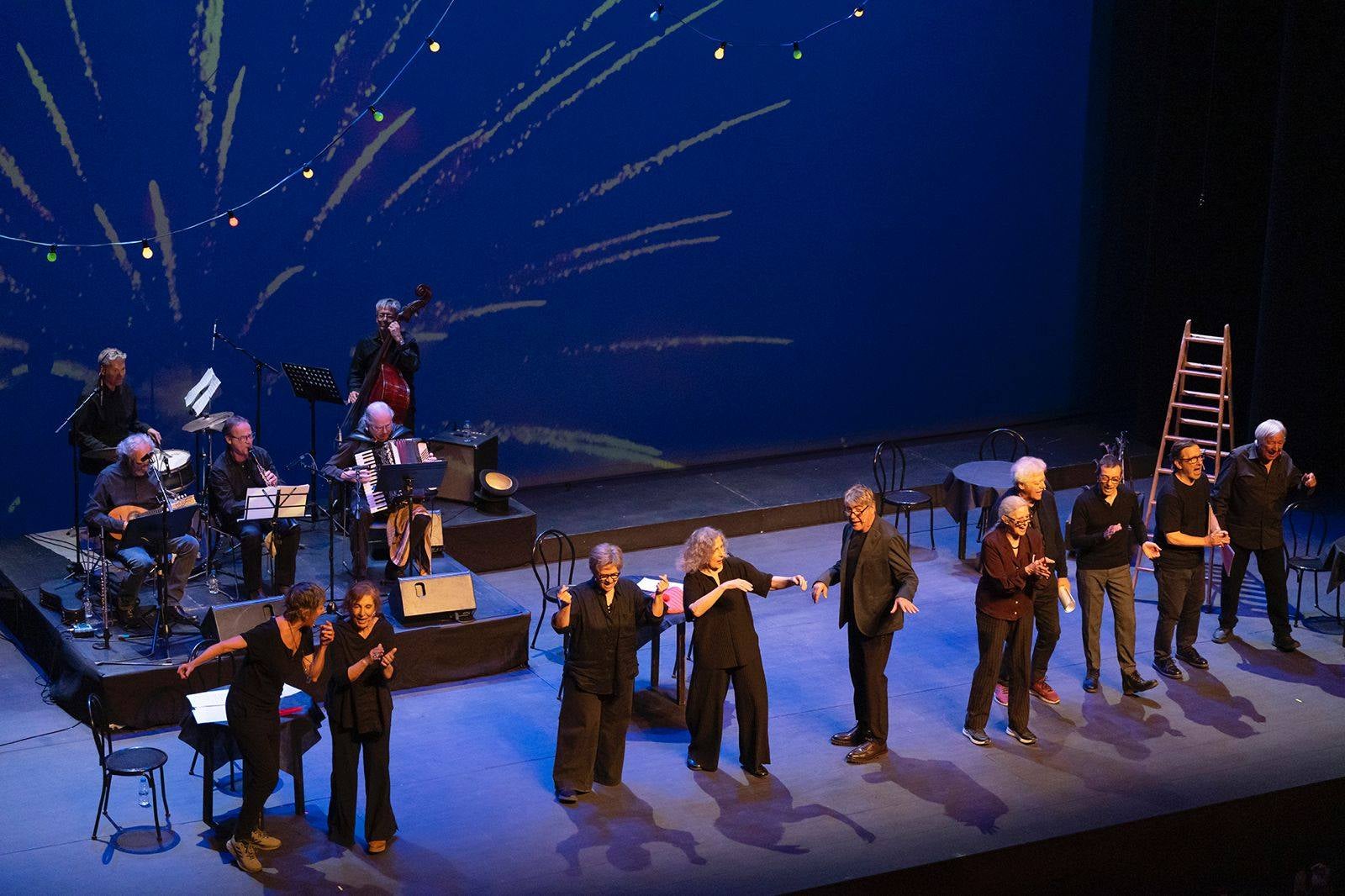 Terrassa va homenatjar ahir al dramaturg, poeta i traductor, Feliu Formosa, amb l'espectacle 'Molt bé diu senyor Feliu'. L'acte, celebrat al Teatre Principal, va comptar amb la presència del mateix Feliu Formosa; de l'alcalde de Terrassa, Jordi Ballart; del president delegat de l'Àrea de Cultura de la Diputació de Barcelona, Pau Gonzàlez Val; i alguns membres de la Comissió Feliu Formosa | Rafel Casanova