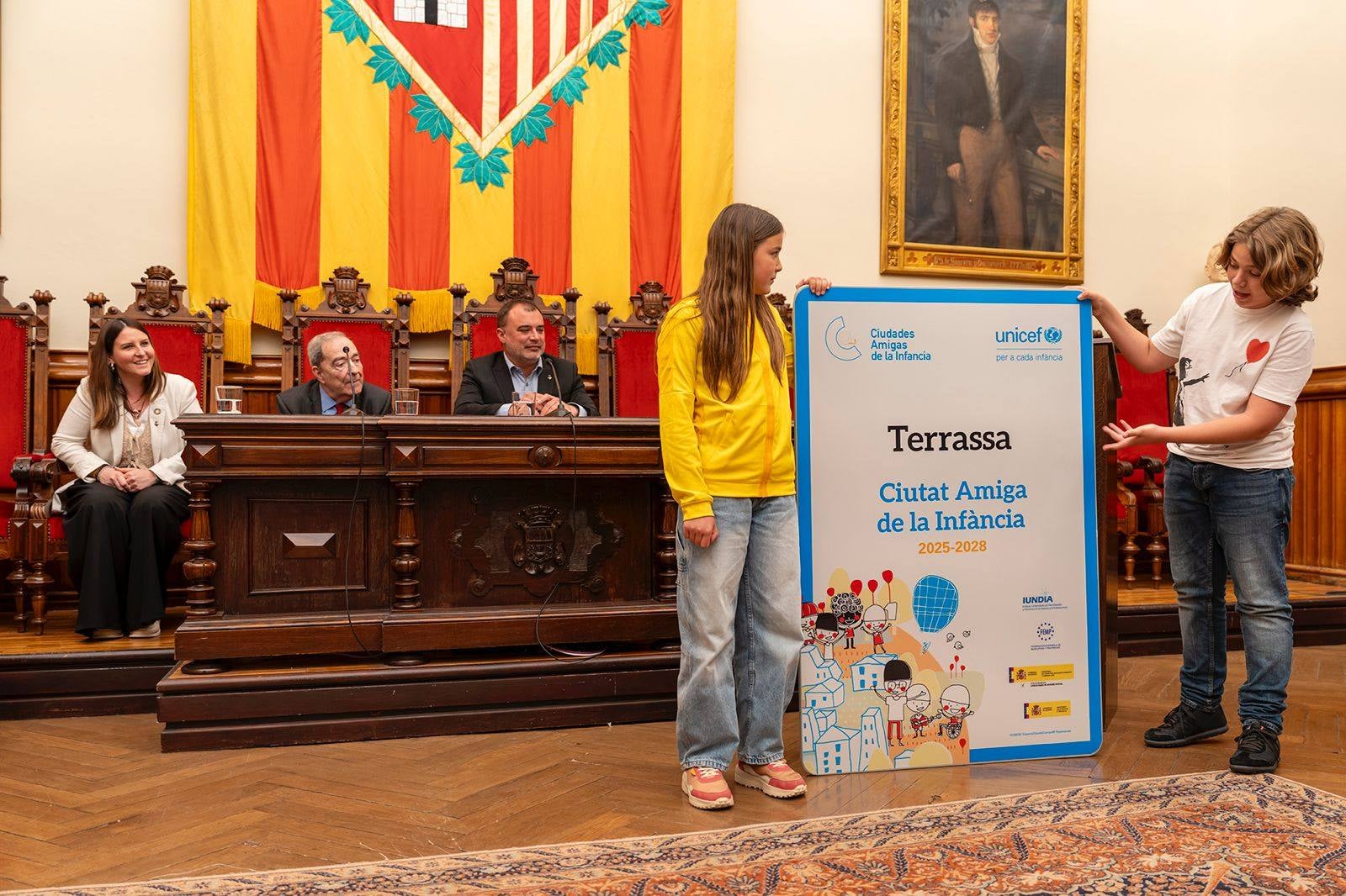 L'alcalde de Terrassa, Jordi Ballart, i el president d'UNICEF Comitè Catalunya, Jaume Lanaspa, han ratificat la signatura del conveni que reconeix Terrassa com a 'Ciutat Amiga de la infància i adolescència'. Es tracta d'un distintiu atorgat per UNICEF, d'acord amb representants del Ministeri de Joventut i Infància, de la Federació de Municipis de Catalunya (FMC) i de l'Institut Universitari de Necessitats i Drets de la Infància i l'Adolescència (IUNDIA) que conformen la Secretaria Permanent de 'Ciutats Amigues de la Infància' | Rafel Casanova