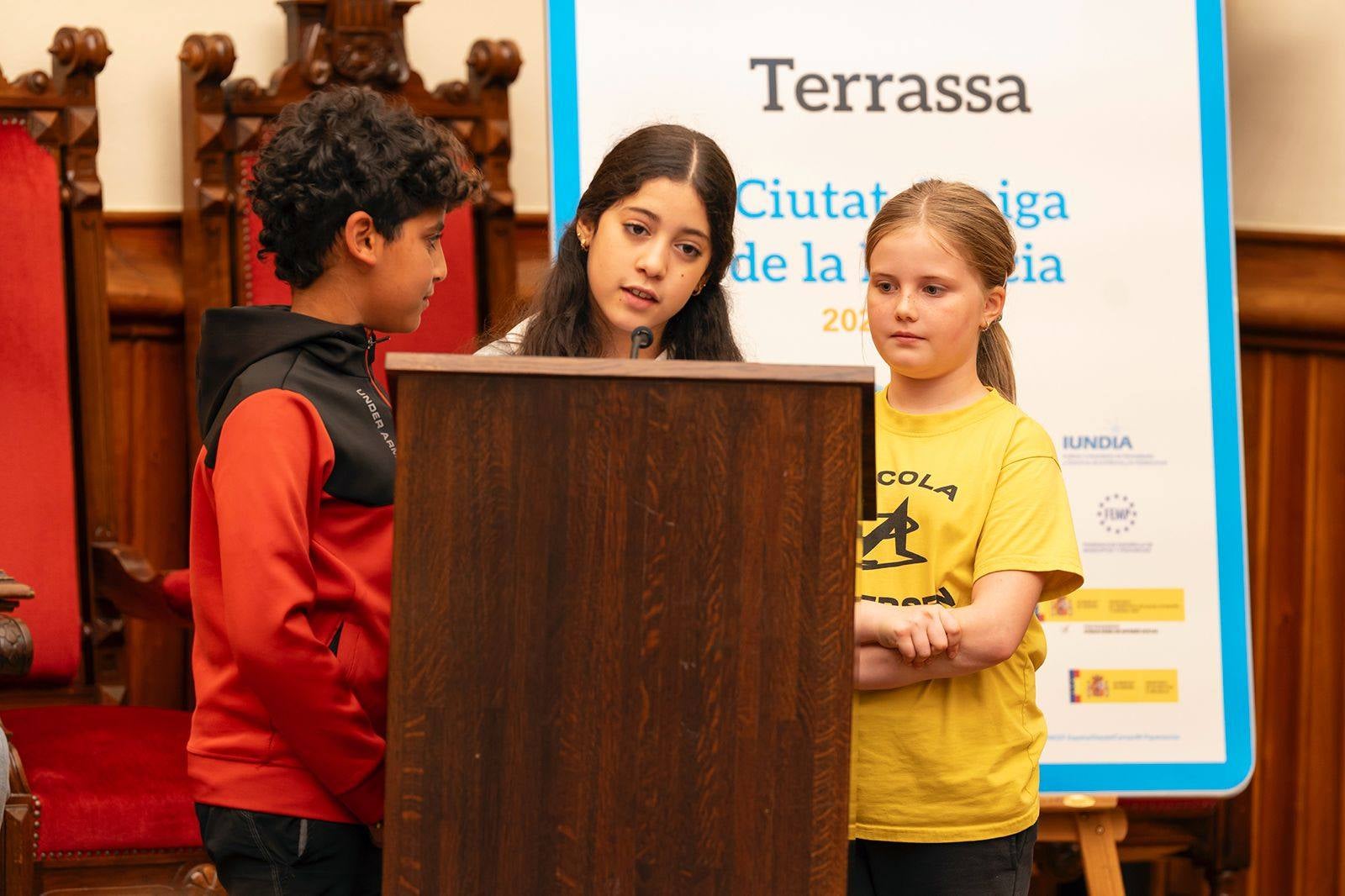 L'alcalde de Terrassa, Jordi Ballart, i el president d'UNICEF Comitè Catalunya, Jaume Lanaspa, han ratificat la signatura del conveni que reconeix Terrassa com a 'Ciutat Amiga de la infància i adolescència'. Es tracta d'un distintiu atorgat per UNICEF, d'acord amb representants del Ministeri de Joventut i Infància, de la Federació de Municipis de Catalunya (FMC) i de l'Institut Universitari de Necessitats i Drets de la Infància i l'Adolescència (IUNDIA) que conformen la Secretaria Permanent de 'Ciutats Amigues de la Infància' | Rafel Casanova