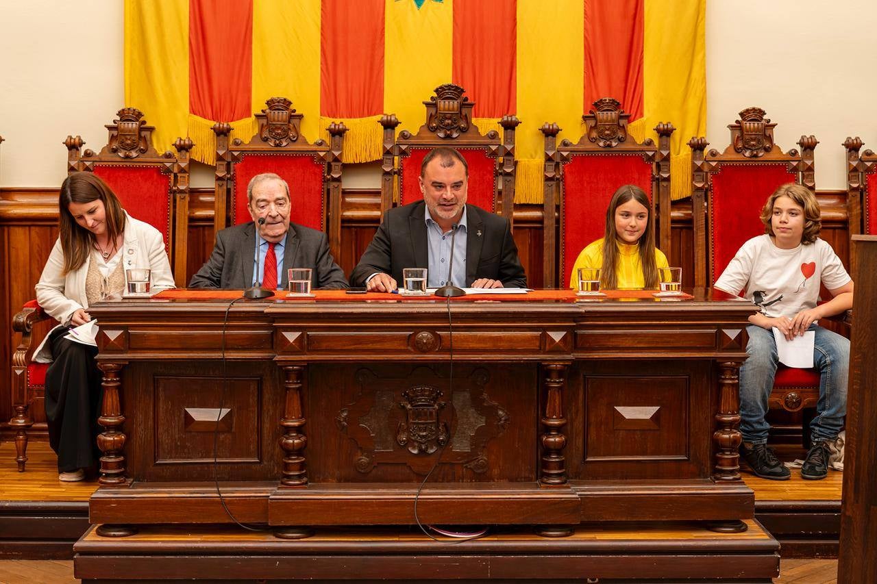 L'alcalde de Terrassa, Jordi Ballart, i el president d'UNICEF Comitè Catalunya, Jaume Lanaspa, han ratificat la signatura del conveni que reconeix Terrassa com a 'Ciutat Amiga de la infància i adolescència'. Es tracta d'un distintiu atorgat per UNICEF, d'acord amb representants del Ministeri de Joventut i Infància, de la Federació de Municipis de Catalunya (FMC) i de l'Institut Universitari de Necessitats i Drets de la Infància i l'Adolescència (IUNDIA) que conformen la Secretaria Permanent de 'Ciutats Amigues de la Infància' | Rafel Casanova