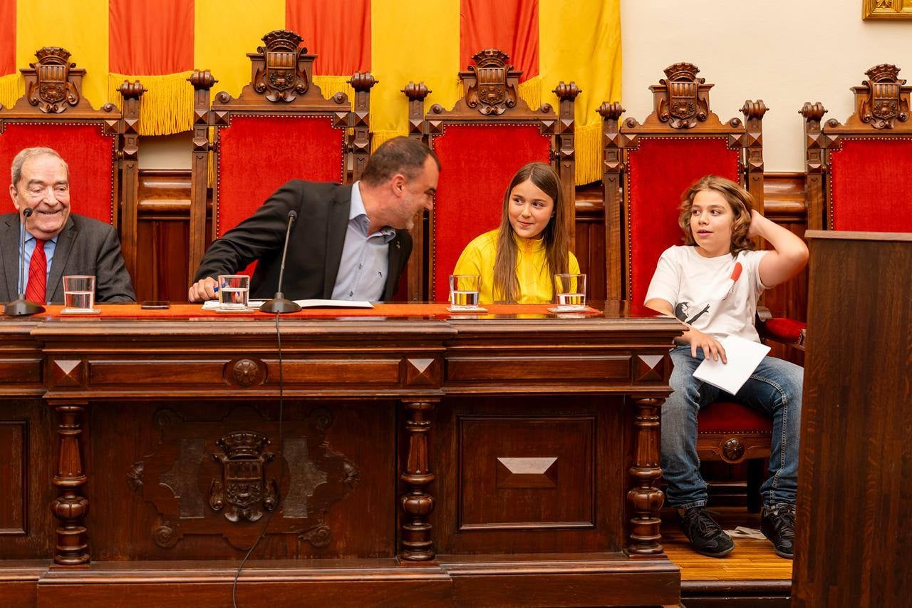 L'alcalde de Terrassa, Jordi Ballart, i el president d'UNICEF Comitè Catalunya, Jaume Lanaspa, han ratificat la signatura del conveni que reconeix Terrassa com a 'Ciutat Amiga de la infància i adolescència'. Es tracta d'un distintiu atorgat per UNICEF, d'acord amb representants del Ministeri de Joventut i Infància, de la Federació de Municipis de Catalunya (FMC) i de l'Institut Universitari de Necessitats i Drets de la Infància i l'Adolescència (IUNDIA) que conformen la Secretaria Permanent de 'Ciutats Amigues de la Infància' | Rafel Casanova