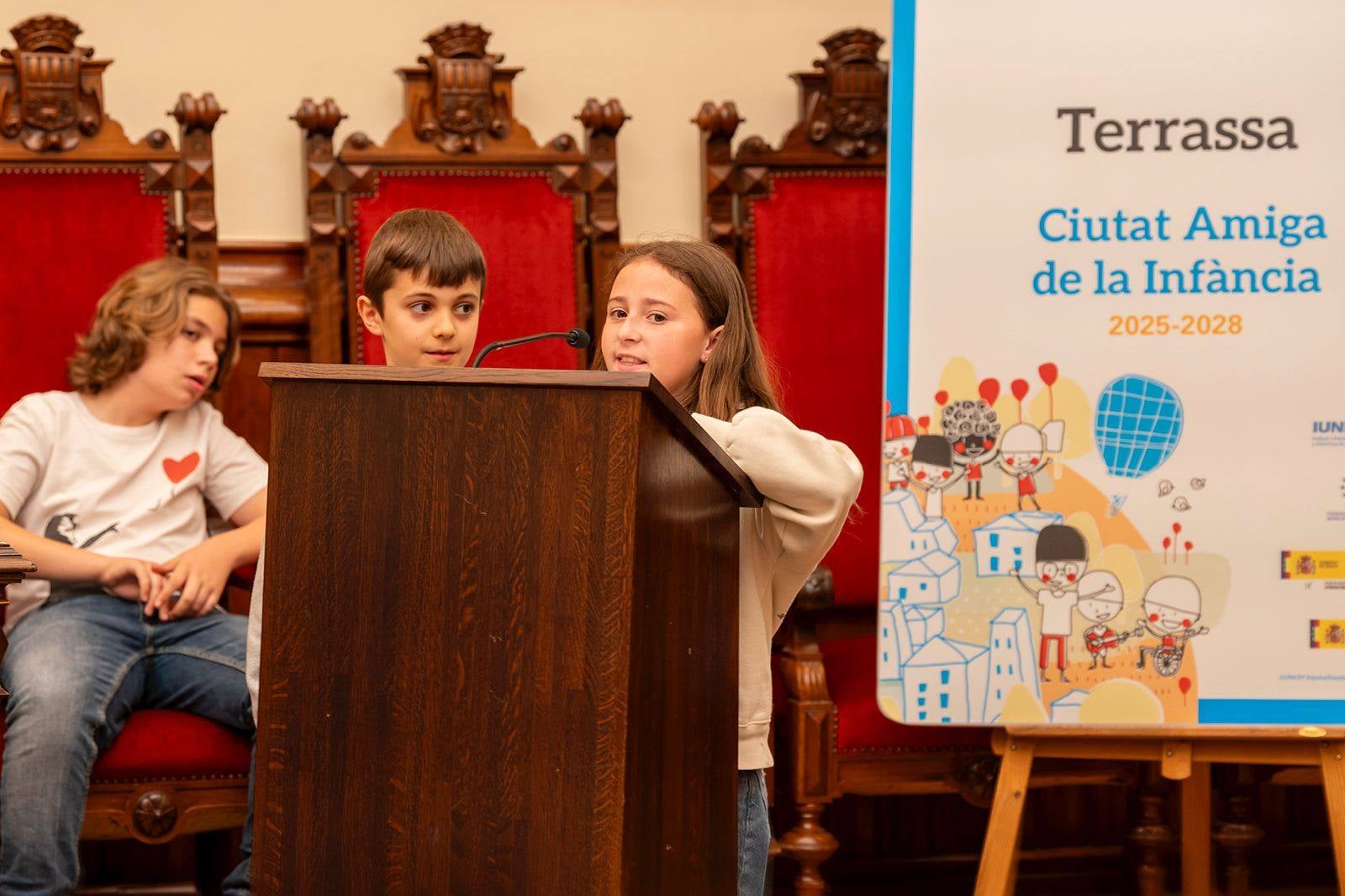 L'alcalde de Terrassa, Jordi Ballart, i el president d'UNICEF Comitè Catalunya, Jaume Lanaspa, han ratificat la signatura del conveni que reconeix Terrassa com a 'Ciutat Amiga de la infància i adolescència'. Es tracta d'un distintiu atorgat per UNICEF, d'acord amb representants del Ministeri de Joventut i Infància, de la Federació de Municipis de Catalunya (FMC) i de l'Institut Universitari de Necessitats i Drets de la Infància i l'Adolescència (IUNDIA) que conformen la Secretaria Permanent de 'Ciutats Amigues de la Infància' | Rafel Casanova