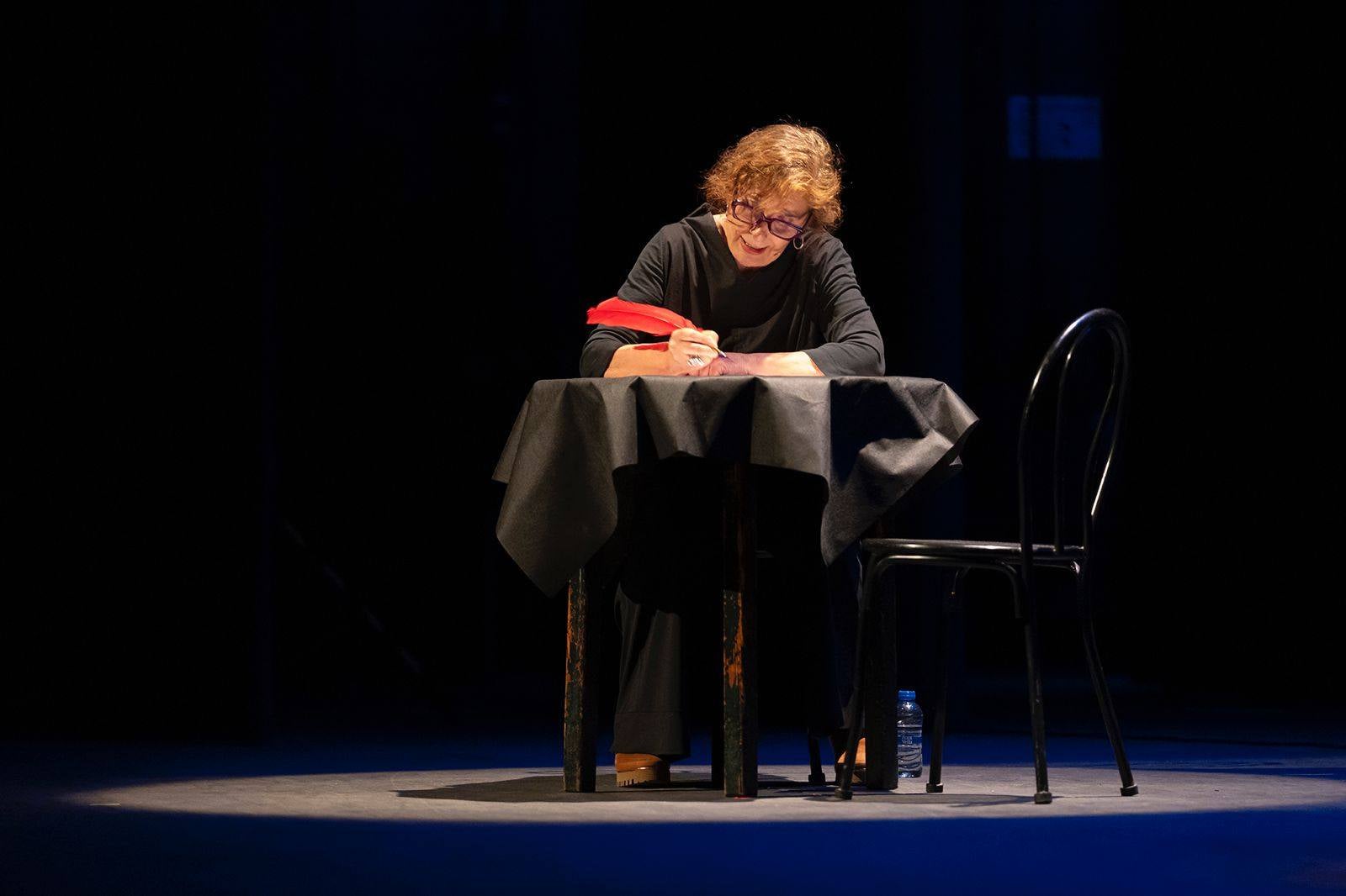 Terrassa va homenatjar ahir al dramaturg, poeta i traductor, Feliu Formosa, amb l'espectacle 'Molt bé diu senyor Feliu'. L'acte, celebrat al Teatre Principal, va comptar amb la presència del mateix Feliu Formosa; de l'alcalde de Terrassa, Jordi Ballart; del president delegat de l'Àrea de Cultura de la Diputació de Barcelona, Pau Gonzàlez Val; i alguns membres de la Comissió Feliu Formosa | Rafel Casanova