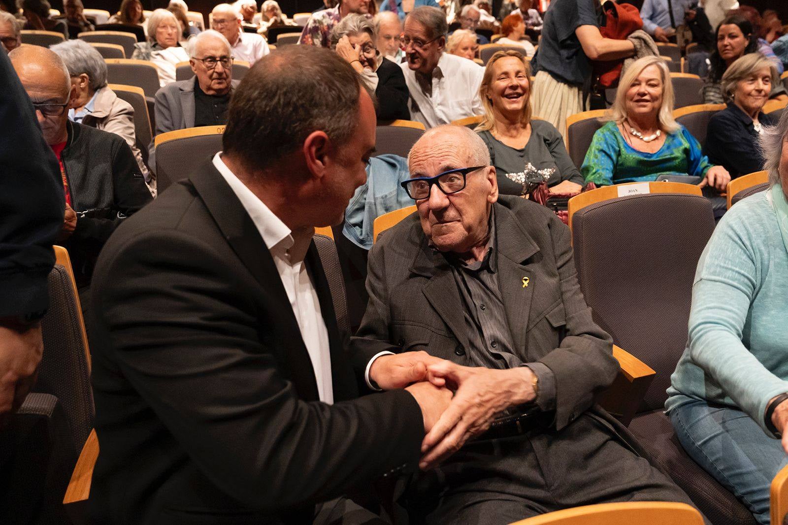 Terrassa va homenatjar ahir al dramaturg, poeta i traductor, Feliu Formosa, amb l'espectacle 'Molt bé diu senyor Feliu'. L'acte, celebrat al Teatre Principal, va comptar amb la presència del mateix Feliu Formosa; de l'alcalde de Terrassa, Jordi Ballart; del president delegat de l'Àrea de Cultura de la Diputació de Barcelona, Pau Gonzàlez Val; i alguns membres de la Comissió Feliu Formosa | Rafel Casanova