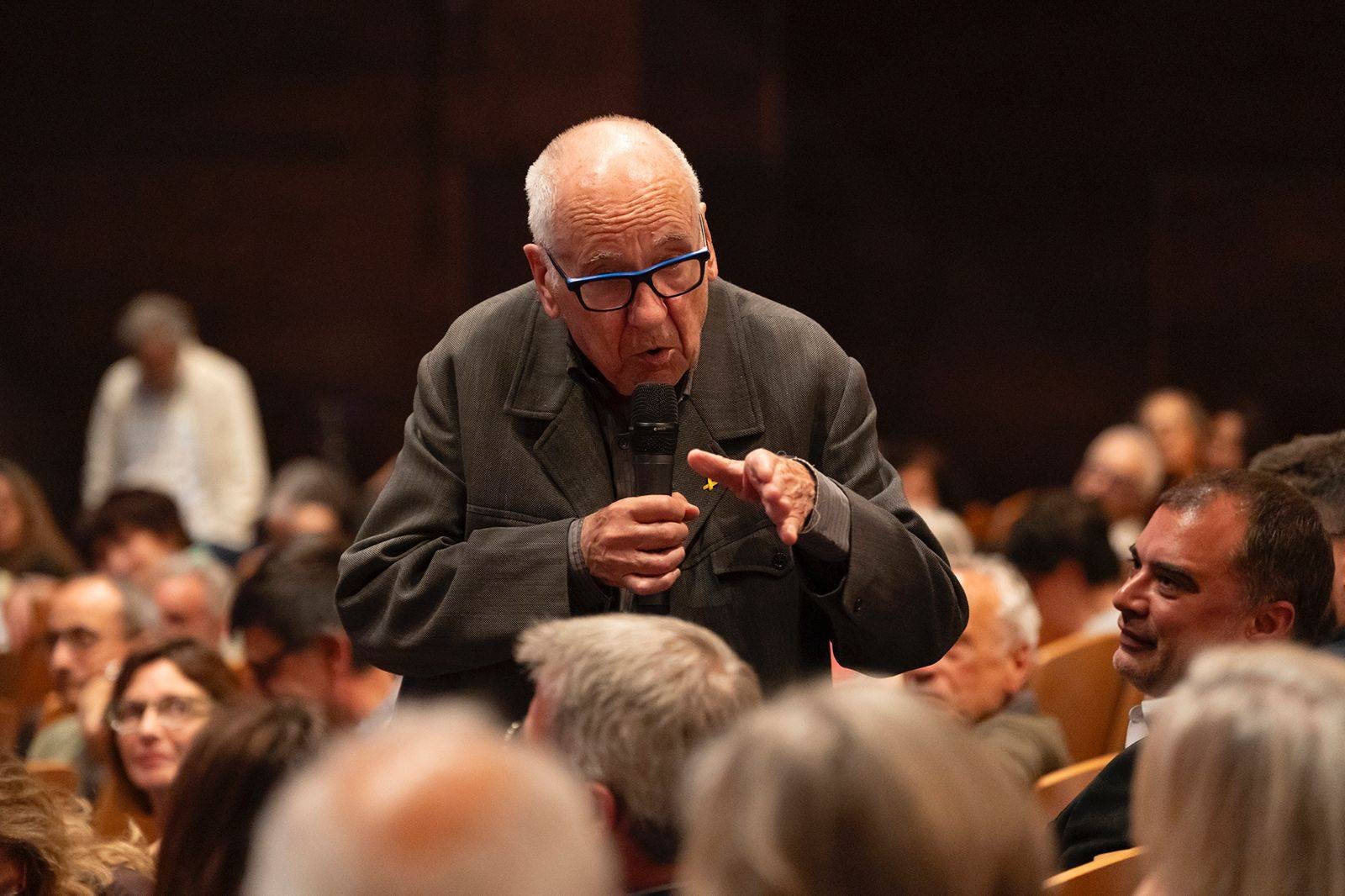 Terrassa va homenatjar ahir al dramaturg, poeta i traductor, Feliu Formosa, amb l'espectacle 'Molt bé diu senyor Feliu'. L'acte, celebrat al Teatre Principal, va comptar amb la presència del mateix Feliu Formosa; de l'alcalde de Terrassa, Jordi Ballart; del president delegat de l'Àrea de Cultura de la Diputació de Barcelona, Pau Gonzàlez Val; i alguns membres de la Comissió Feliu Formosa | Rafel Casanova