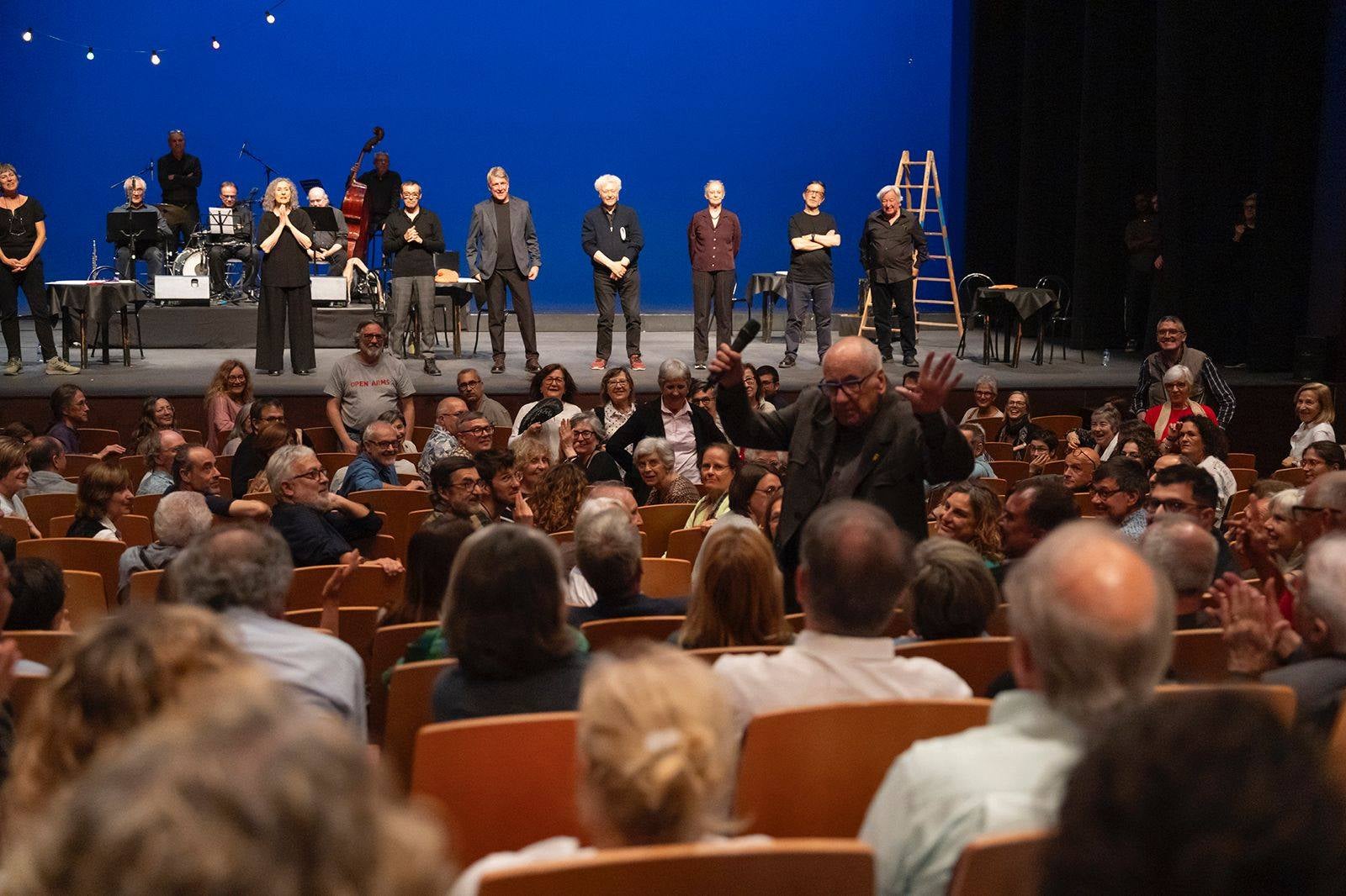 Terrassa va homenatjar ahir al dramaturg, poeta i traductor, Feliu Formosa, amb l'espectacle 'Molt bé diu senyor Feliu'. L'acte, celebrat al Teatre Principal, va comptar amb la presència del mateix Feliu Formosa; de l'alcalde de Terrassa, Jordi Ballart; del president delegat de l'Àrea de Cultura de la Diputació de Barcelona, Pau Gonzàlez Val; i alguns membres de la Comissió Feliu Formosa | Rafel Casanova