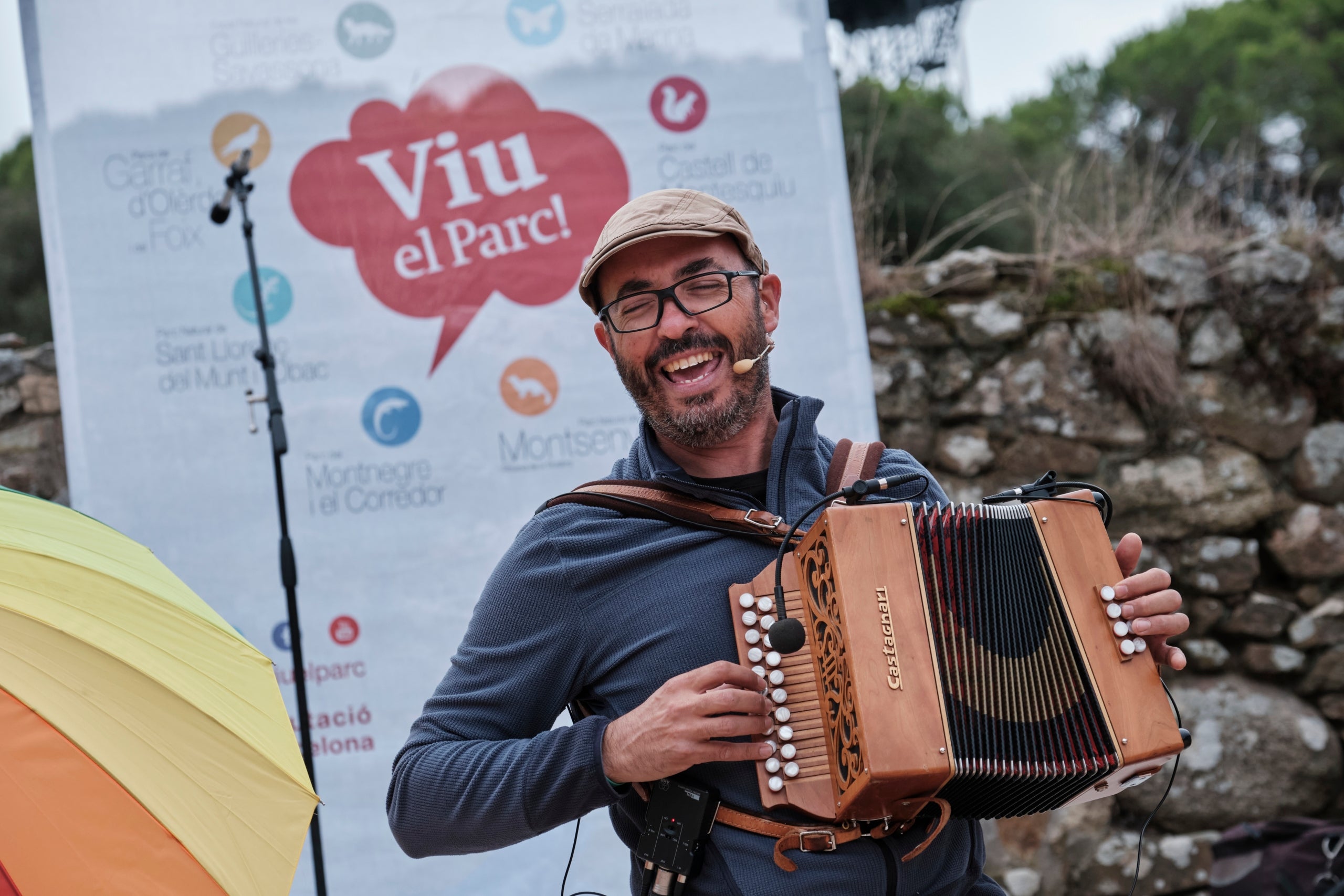 L'artista Carles Cuberes en una actuació de Viu el parc | Oriol Clavera. Via Diputació de Barcelona