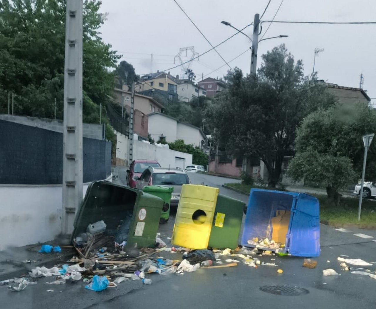 Contenidors bolcats pels senglars a Can Palet de Vista Alegre | AV Can Palet de Vista Alegre