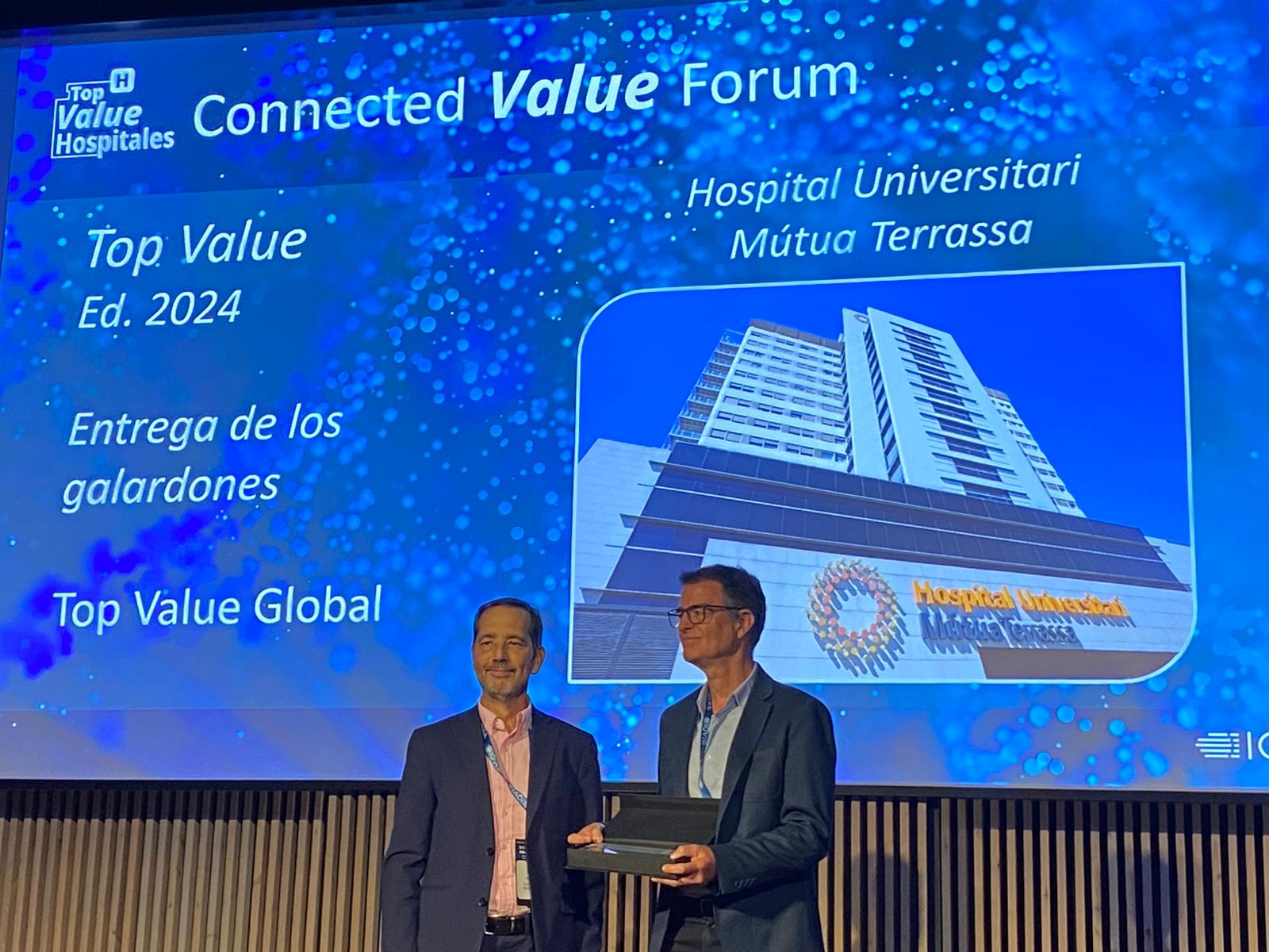 El Dr Matarrodona recollint el Premi Top Value per a MútuaTerrassa | HUMT
