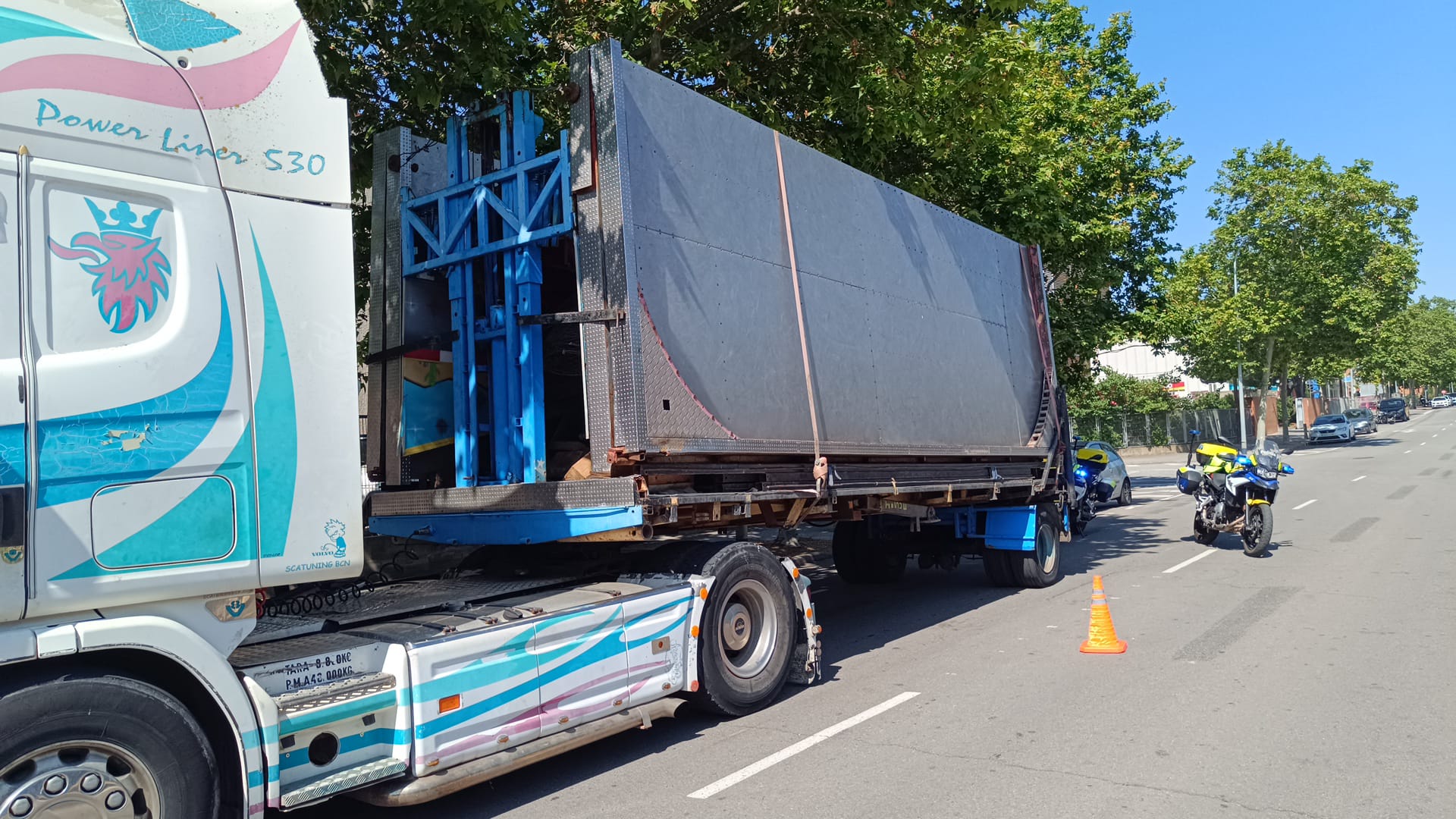 El camió va quedar immobilitzat per les múltiples irregularitats que presentava | PMT