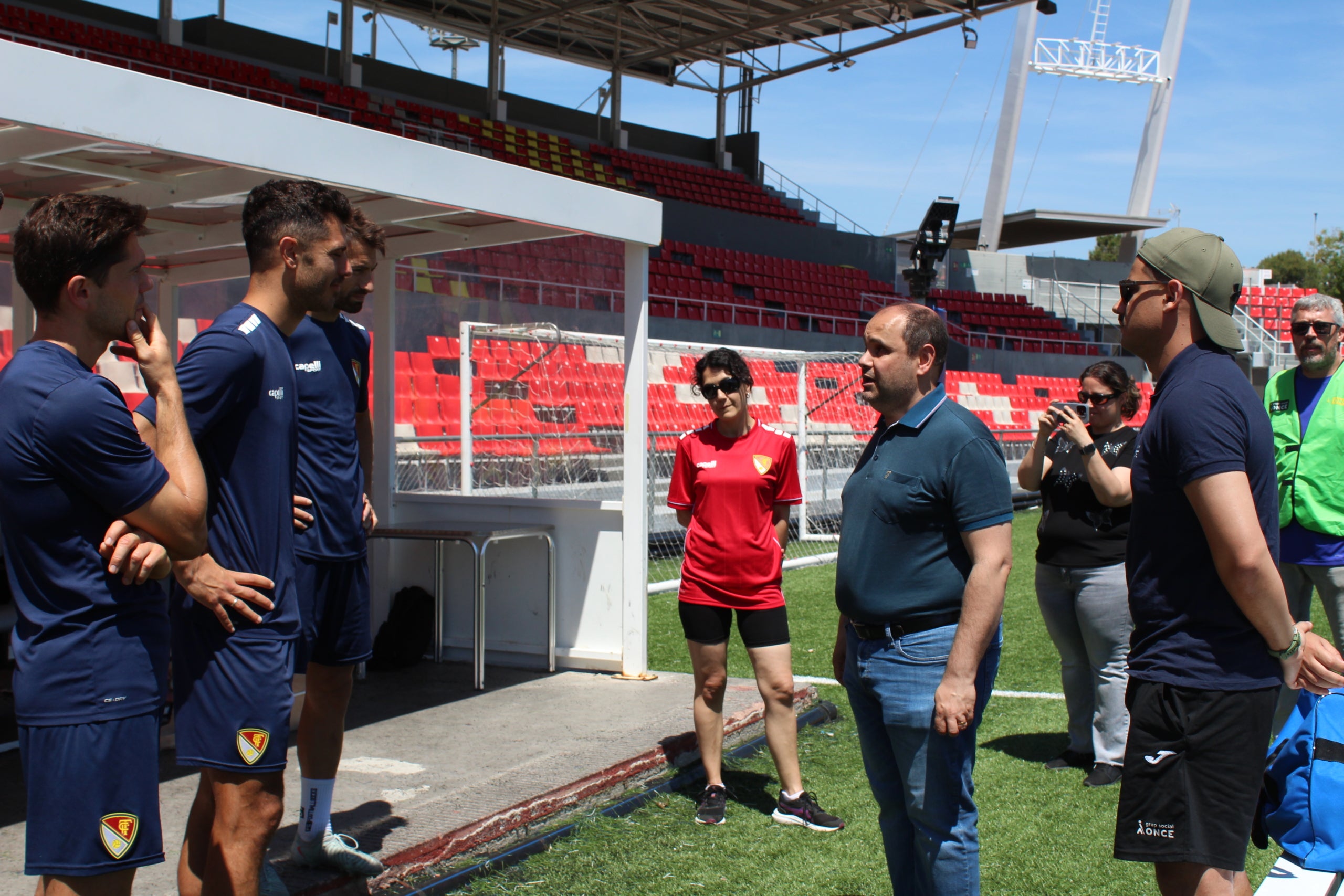 Marcos Pérez, Aythami i Gil Muntadas, del Terrassa FC, proven el futbol a cegues en col·laboració amb la Setmana del Grup Social ONCE a Catalunya