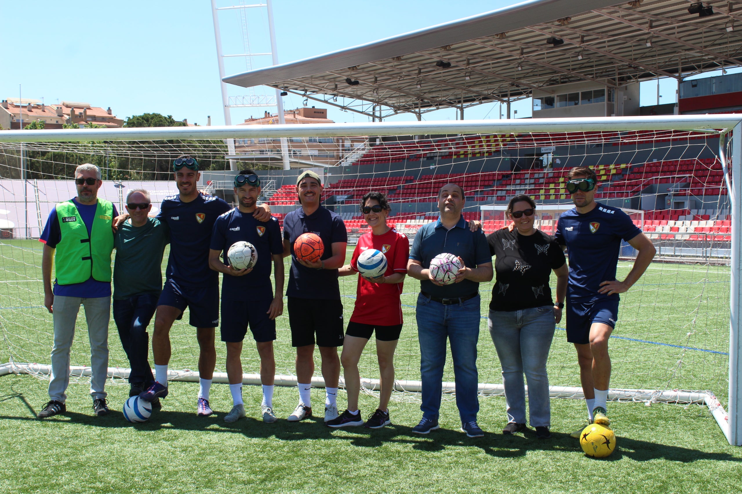 Marcos Pérez, Aythami i Gil Muntadas, del Terrassa FC, proven el futbol a cegues en col·laboració amb la Setmana del Grup Social ONCE a Catalunya