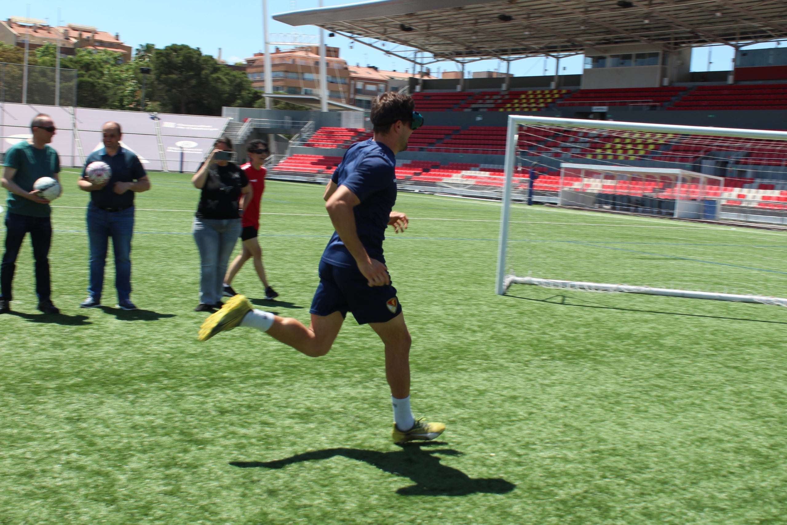 Marcos Pérez, Aythami i Gil Muntadas, del Terrassa FC, proven el futbol a cegues en col·laboració amb la Setmana del Grup Social ONCE a Catalunya