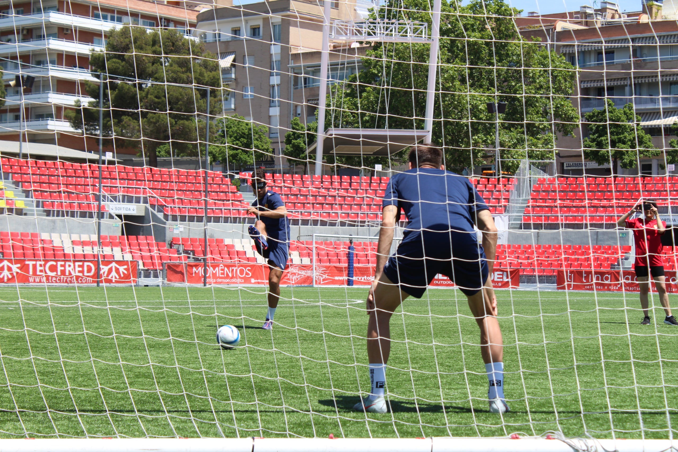 Marcos Pérez, Aythami i Gil Muntadas, del Terrassa FC, proven el futbol a cegues en col·laboració amb la Setmana del Grup Social ONCE a Catalunya
