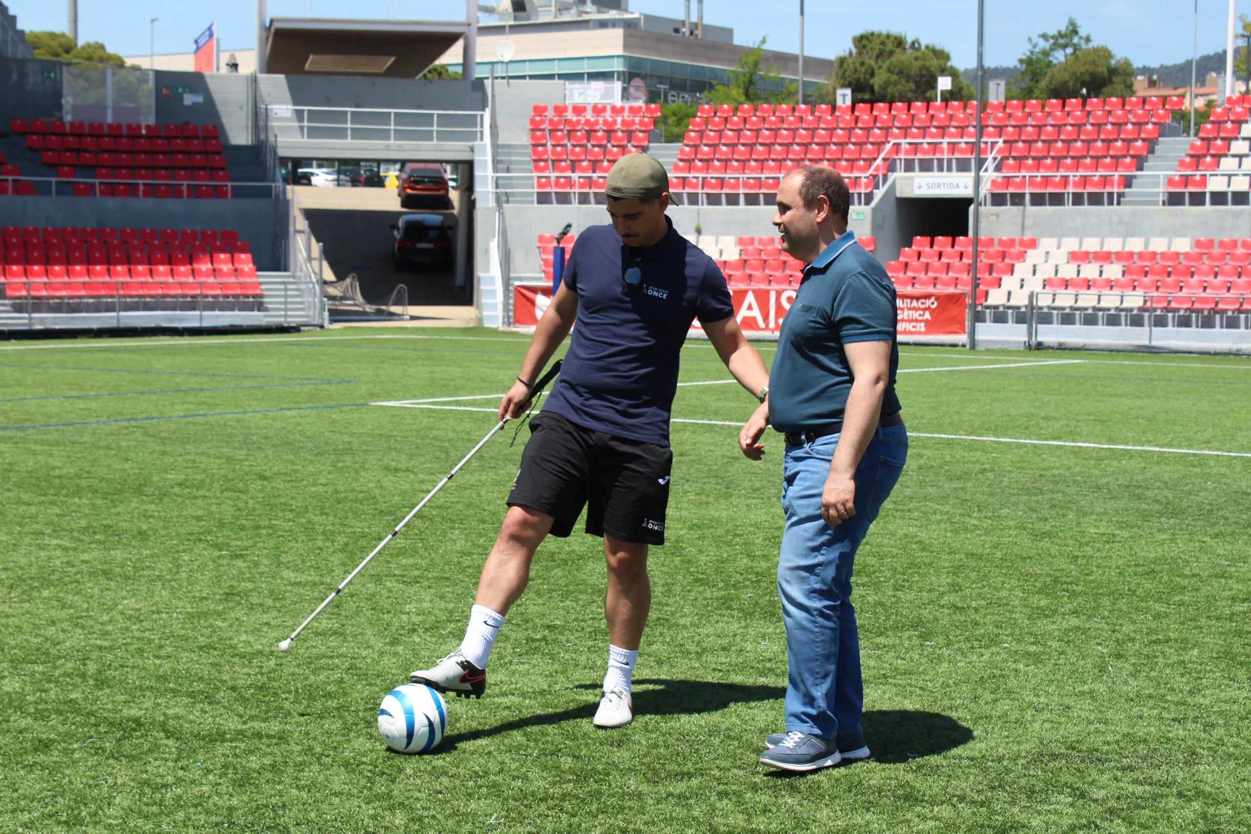 Marcos Pérez, Aythami i Gil Muntadas, del Terrassa FC, proven el futbol a cegues en col·laboració amb la Setmana del Grup Social ONCE a Catalunya