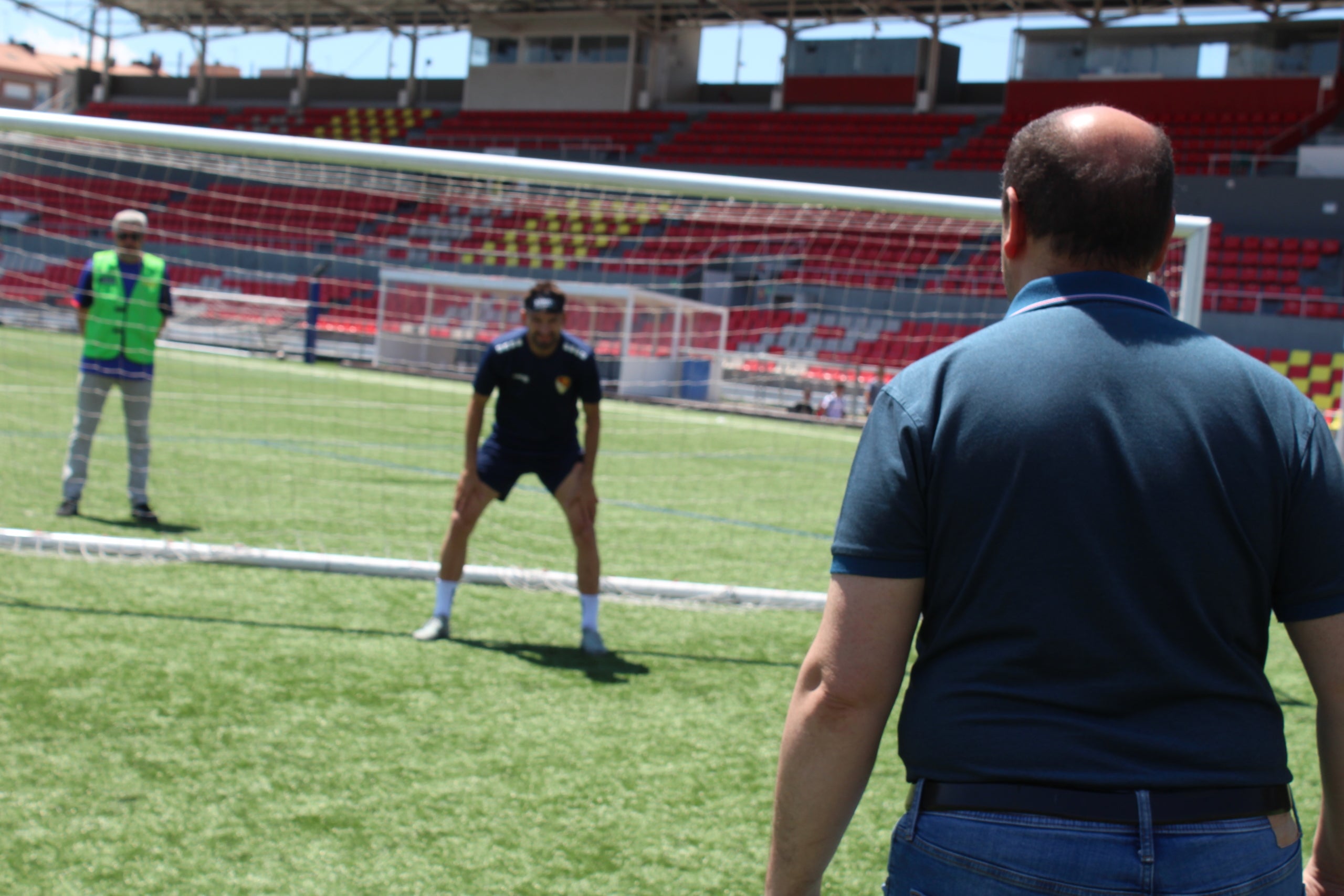 Marcos Pérez, Aythami i Gil Muntadas, del Terrassa FC, proven el futbol a cegues en col·laboració amb la Setmana del Grup Social ONCE a Catalunya