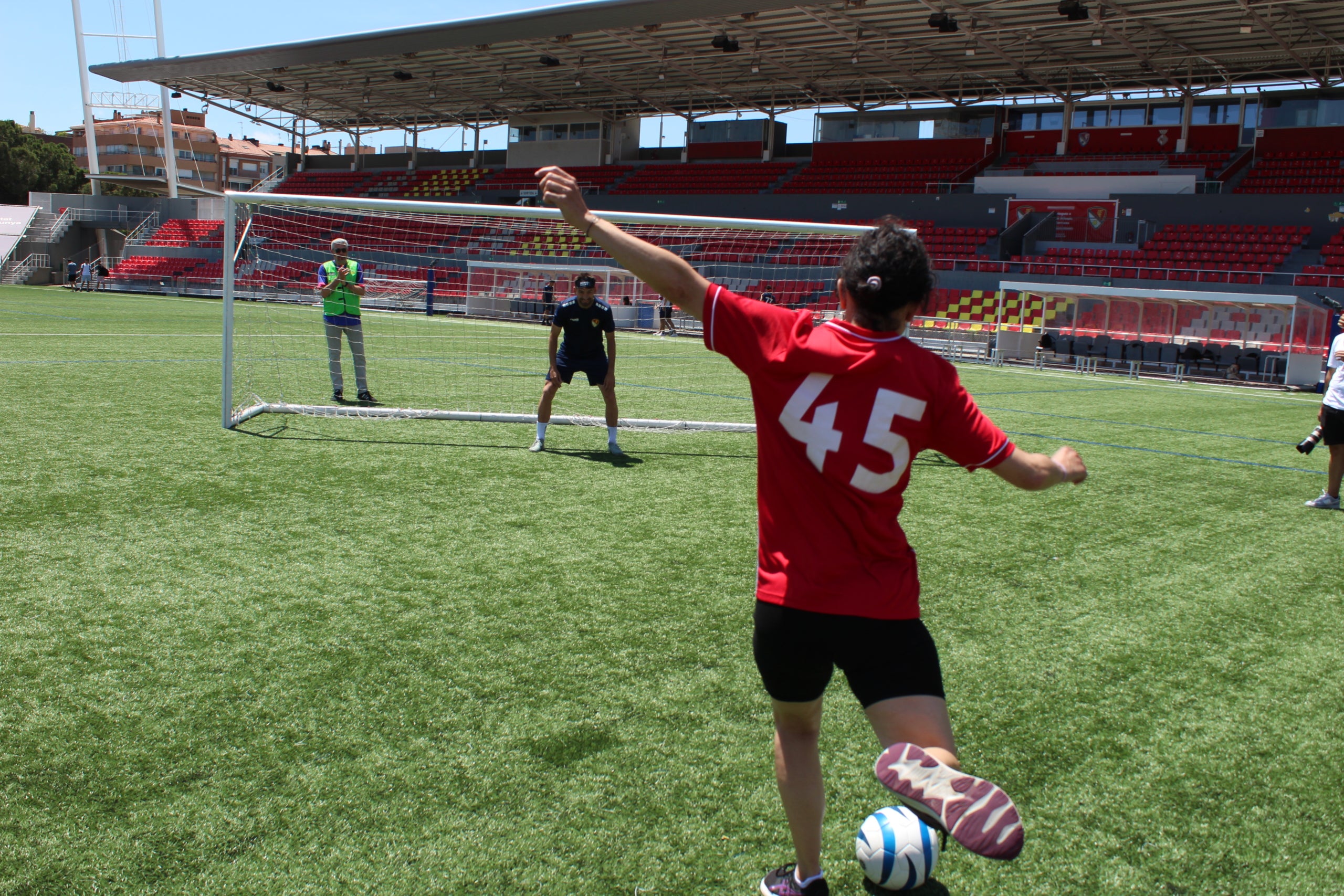 Marcos Pérez, Aythami i Gil Muntadas, del Terrassa FC, proven el futbol a cegues en col·laboració amb la Setmana del Grup Social ONCE a Catalunya