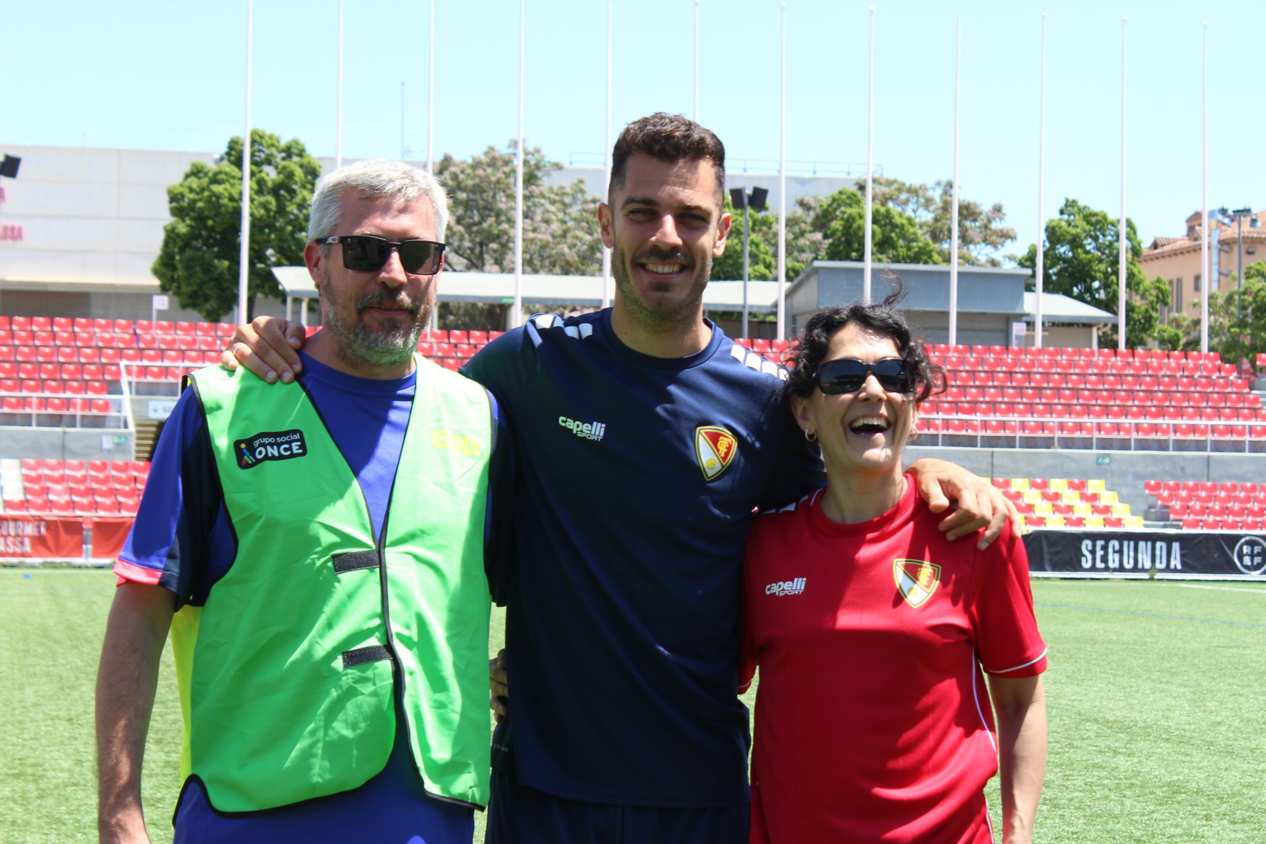 Marcos Pérez, Aythami i Gil Muntadas, del Terrassa FC, proven el futbol a cegues en col·laboració amb la Setmana del Grup Social ONCE a Catalunya