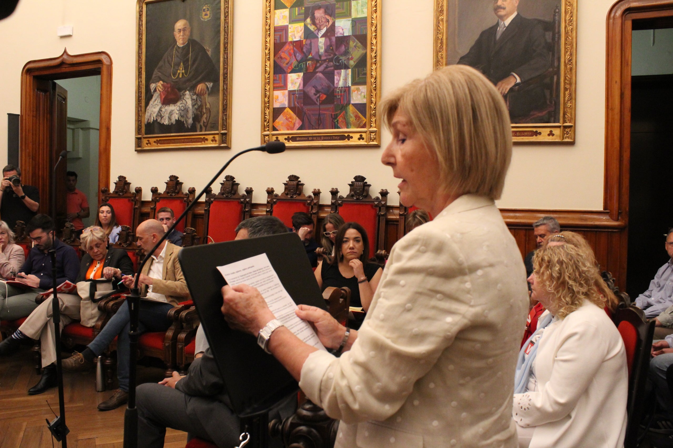 Maria Dolors González, representant de l'Associació de Veïns del Districte 1-Centre, durant el Ple Municipal extraordinari de mobilitat | Lucía Rivera