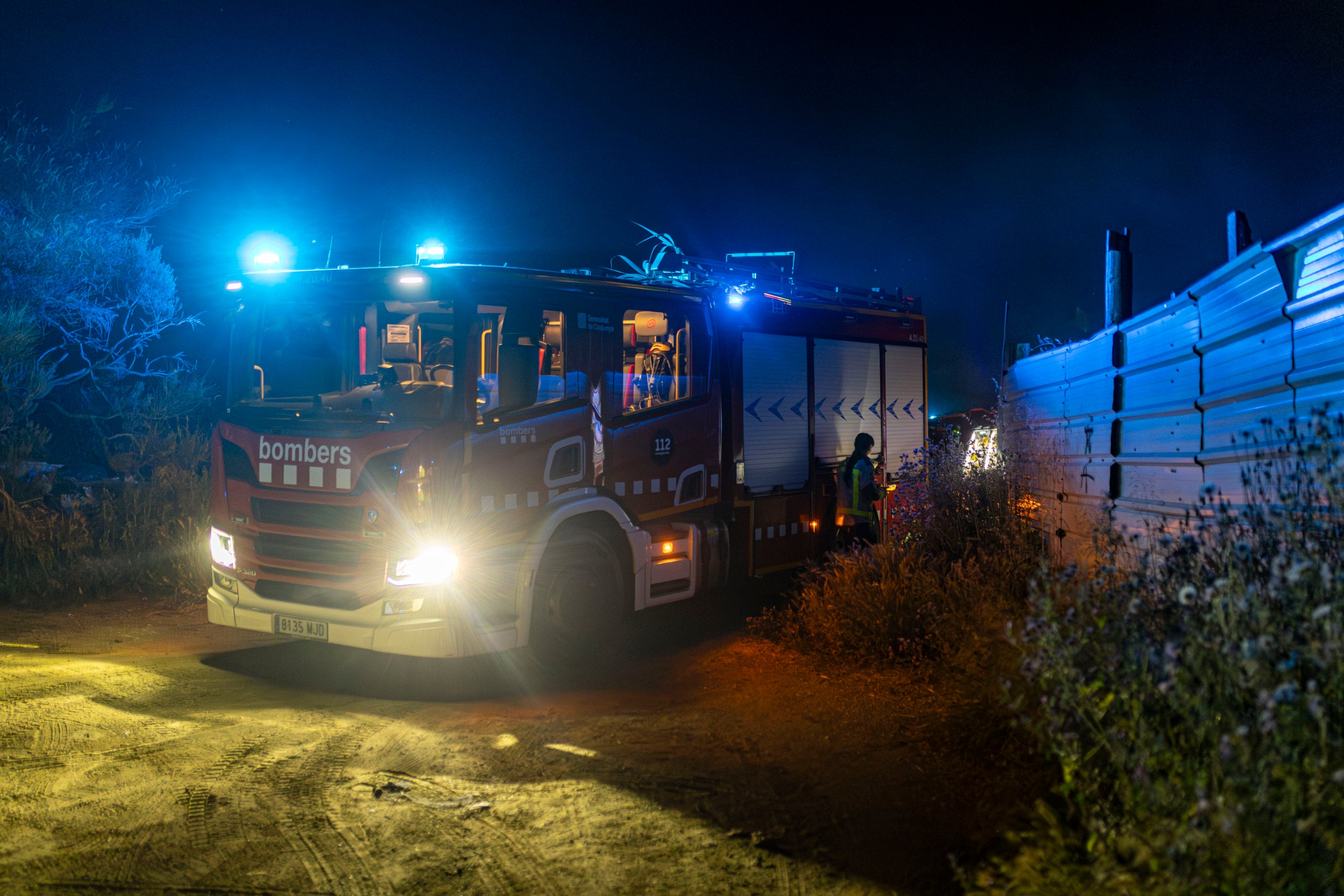 Els serveis d’emergència han actuat aquest dissabte de matinada en un incendi a la zona d’horts de Can Boada. Dotacions dels Bombers i Policia Municipal s’han desplaçat passada la mitjanit en aquesta zona propera al bosc. Les flames s’han iniciat en un brancal que tenia molta brossa i deixalles acumulades, una espècie d’abocador il·legal, situat entre barraques. Finalment, l’àrea afectada ha estat de 30 metres de llarg per 7 metres d’amplada. El foc s’ha pogut extingir i Bombers ha procedit a remoure el material. Passades les dues de la matinada s’ha donat el servei per finalitzat. 