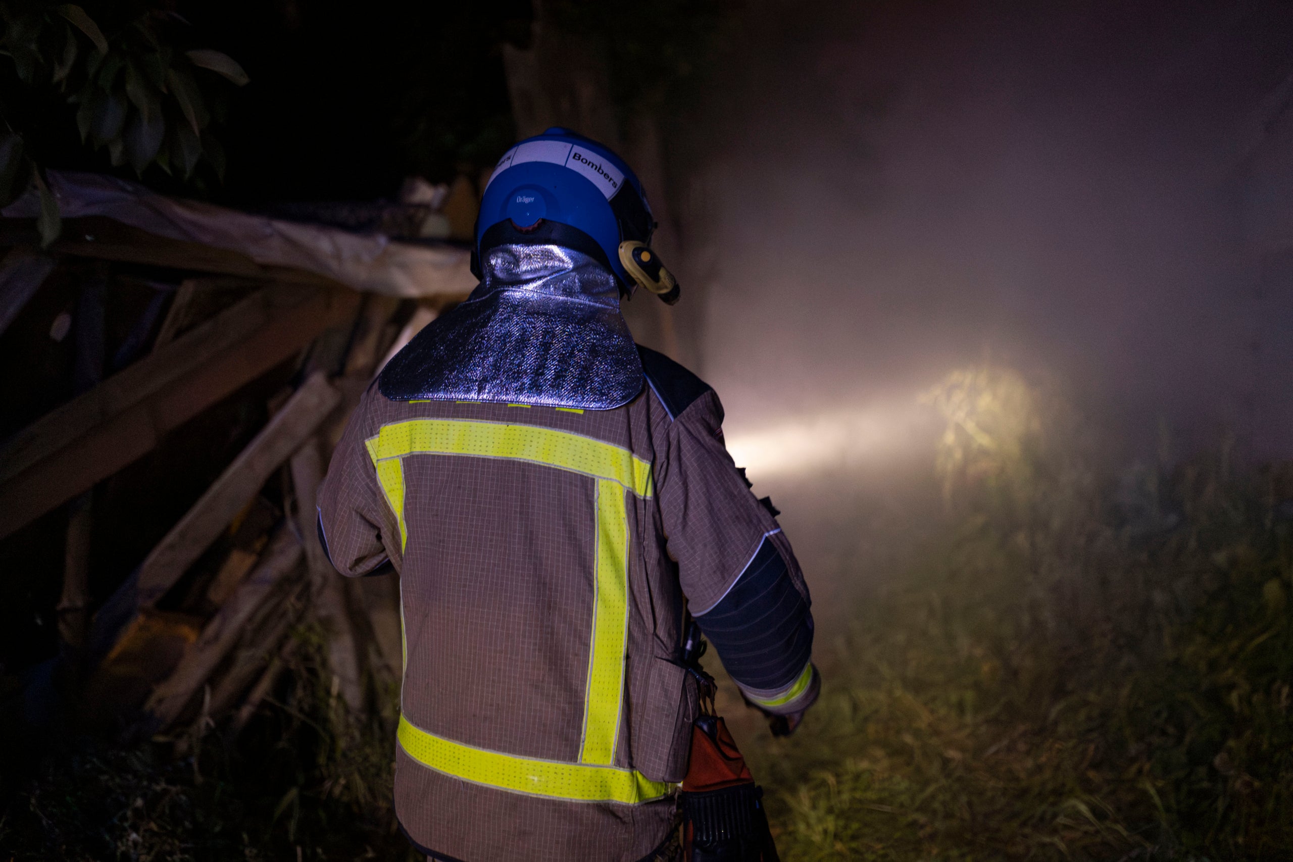 Els serveis d’emergència han actuat aquest dissabte de matinada en un incendi a la zona d’horts de Can Boada. Dotacions dels Bombers i Policia Municipal s’han desplaçat passada la mitjanit en aquesta zona propera al bosc. Les flames s’han iniciat en un brancal que tenia molta brossa i deixalles acumulades, una espècie d’abocador il·legal, situat entre barraques. Finalment, l’àrea afectada ha estat de 30 metres de llarg per 7 metres d’amplada. El foc s’ha pogut extingir i Bombers ha procedit a remoure el material. Passades les dues de la matinada s’ha donat el servei per finalitzat. 