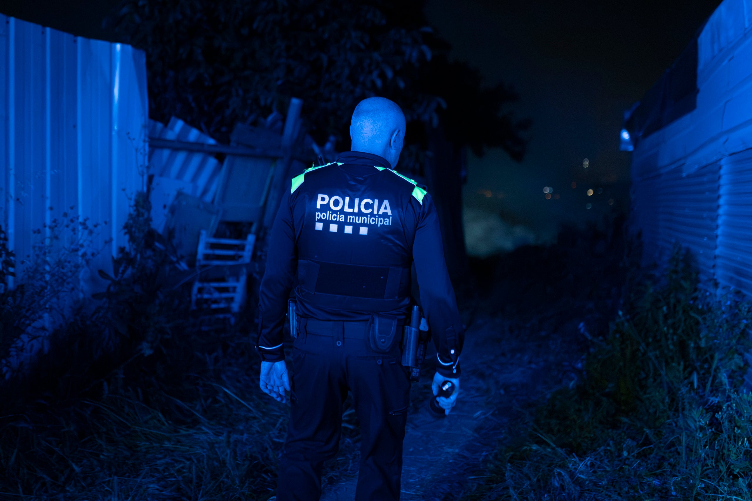 Els serveis d’emergència han actuat aquest dissabte de matinada en un incendi a la zona d’horts de Can Boada. Dotacions dels Bombers i Policia Municipal s’han desplaçat passada la mitjanit en aquesta zona propera al bosc. Les flames s’han iniciat en un brancal que tenia molta brossa i deixalles acumulades, una espècie d’abocador il·legal, situat entre barraques. Finalment, l’àrea afectada ha estat de 30 metres de llarg per 7 metres d’amplada. El foc s’ha pogut extingir i Bombers ha procedit a remoure el material. Passades les dues de la matinada s’ha donat el servei per finalitzat. 
