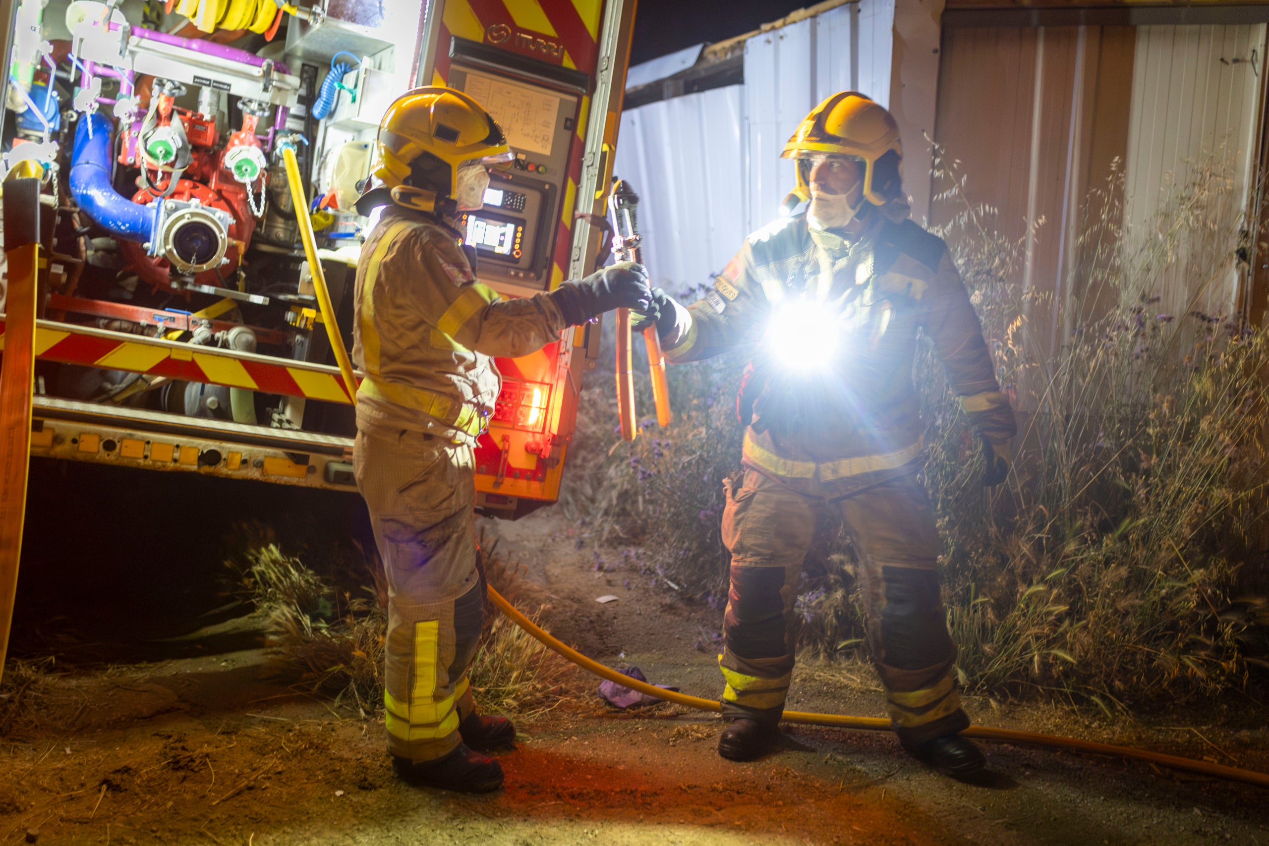 Els serveis d’emergència han actuat aquest dissabte de matinada en un incendi a la zona d’horts de Can Boada. Dotacions dels Bombers i Policia Municipal s’han desplaçat passada la mitjanit en aquesta zona propera al bosc. Les flames s’han iniciat en un brancal que tenia molta brossa i deixalles acumulades, una espècie d’abocador il·legal, situat entre barraques. Finalment, l’àrea afectada ha estat de 30 metres de llarg per 7 metres d’amplada. El foc s’ha pogut extingir i Bombers ha procedit a remoure el material. Passades les dues de la matinada s’ha donat el servei per finalitzat. 