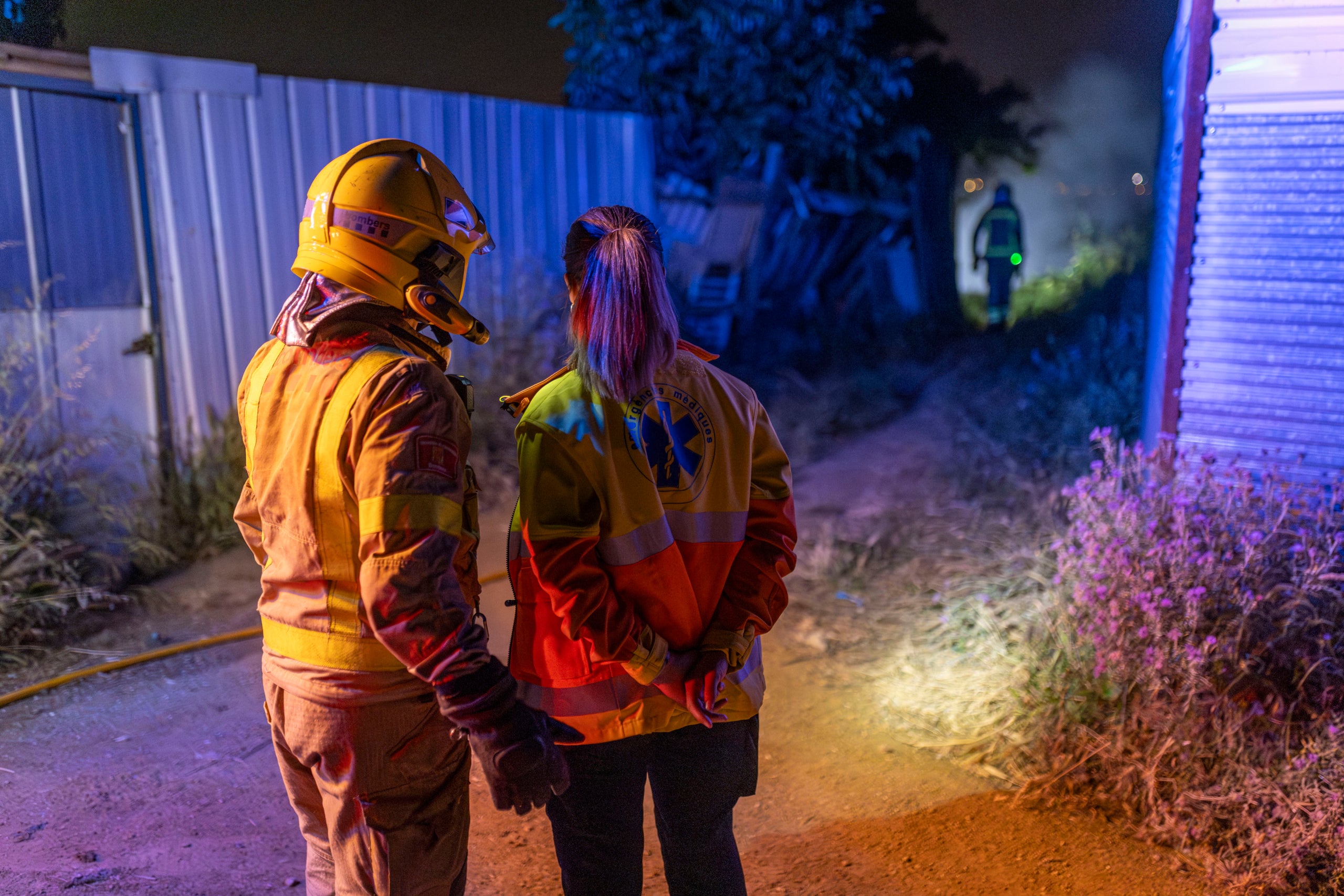 Els serveis d’emergència han actuat aquest dissabte de matinada en un incendi a la zona d’horts de Can Boada. Dotacions dels Bombers i Policia Municipal s’han desplaçat passada la mitjanit en aquesta zona propera al bosc. Les flames s’han iniciat en un brancal que tenia molta brossa i deixalles acumulades, una espècie d’abocador il·legal, situat entre barraques. Finalment, l’àrea afectada ha estat de 30 metres de llarg per 7 metres d’amplada. El foc s’ha pogut extingir i Bombers ha procedit a remoure el material. Passades les dues de la matinada s’ha donat el servei per finalitzat. 
