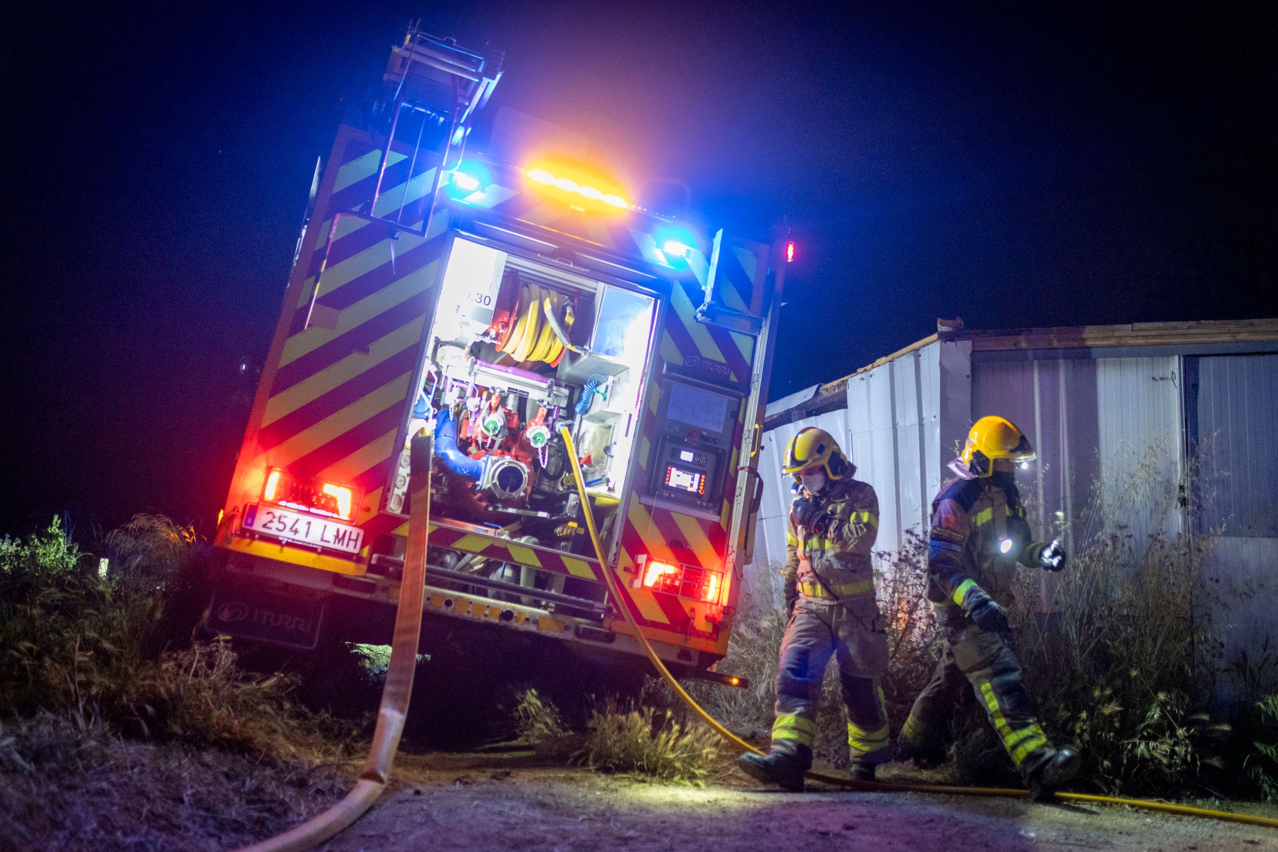 Els serveis d’emergència han actuat aquest dissabte de matinada en un incendi a la zona d’horts de Can Boada. Dotacions dels Bombers i Policia Municipal s’han desplaçat passada la mitjanit en aquesta zona propera al bosc. Les flames s’han iniciat en un brancal que tenia molta brossa i deixalles acumulades, una espècie d’abocador il·legal, situat entre barraques. Finalment, l’àrea afectada ha estat de 30 metres de llarg per 7 metres d’amplada. El foc s’ha pogut extingir i Bombers ha procedit a remoure el material. Passades les dues de la matinada s’ha donat el servei per finalitzat. 