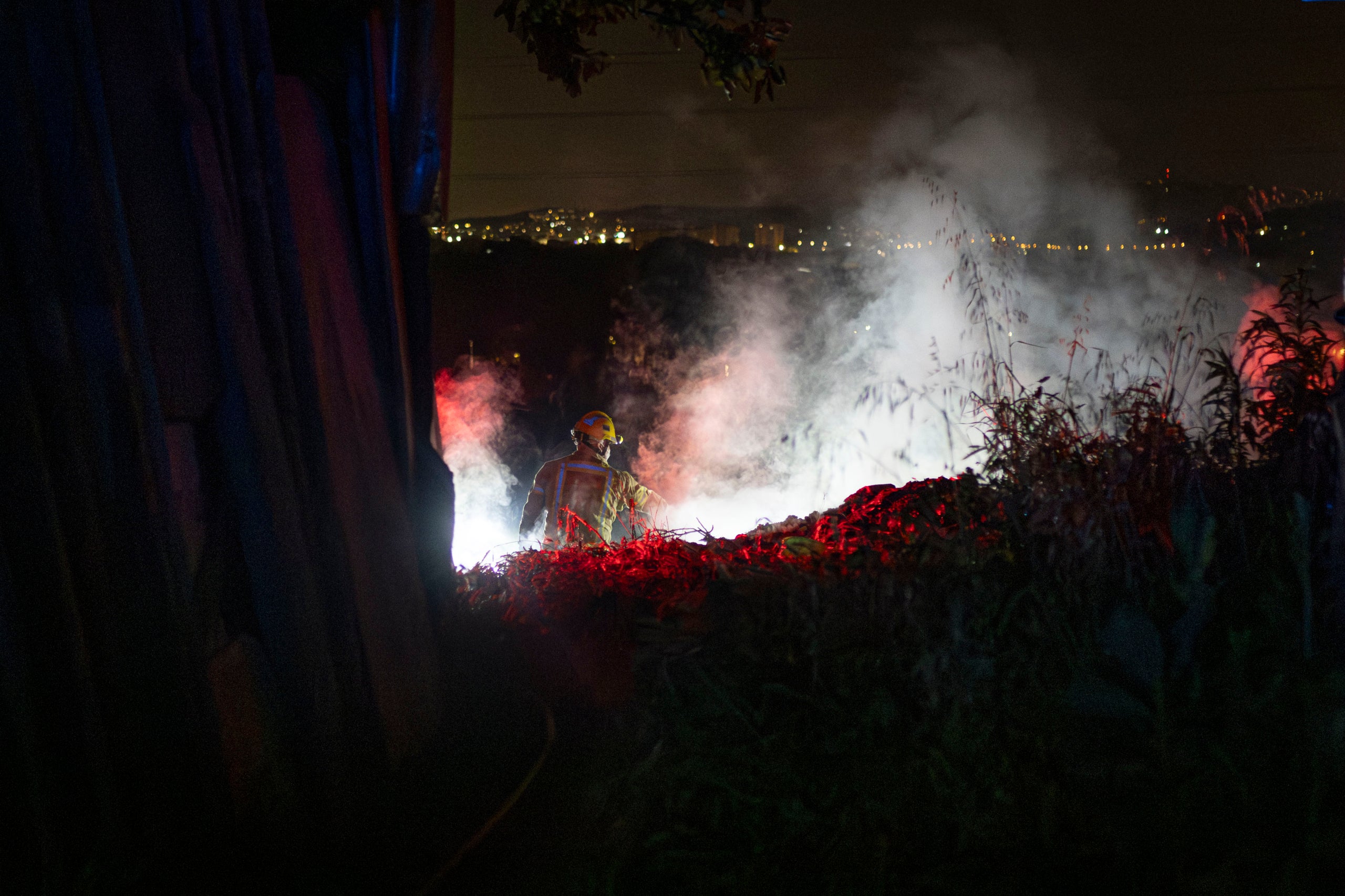 Els serveis d’emergència han actuat aquest dissabte de matinada en un incendi a la zona d’horts de Can Boada. Dotacions dels Bombers i Policia Municipal s’han desplaçat passada la mitjanit en aquesta zona propera al bosc. Les flames s’han iniciat en un brancal que tenia molta brossa i deixalles acumulades, una espècie d’abocador il·legal, situat entre barraques. Finalment, l’àrea afectada ha estat de 30 metres de llarg per 7 metres d’amplada. El foc s’ha pogut extingir i Bombers ha procedit a remoure el material. Passades les dues de la matinada s’ha donat el servei per finalitzat. 