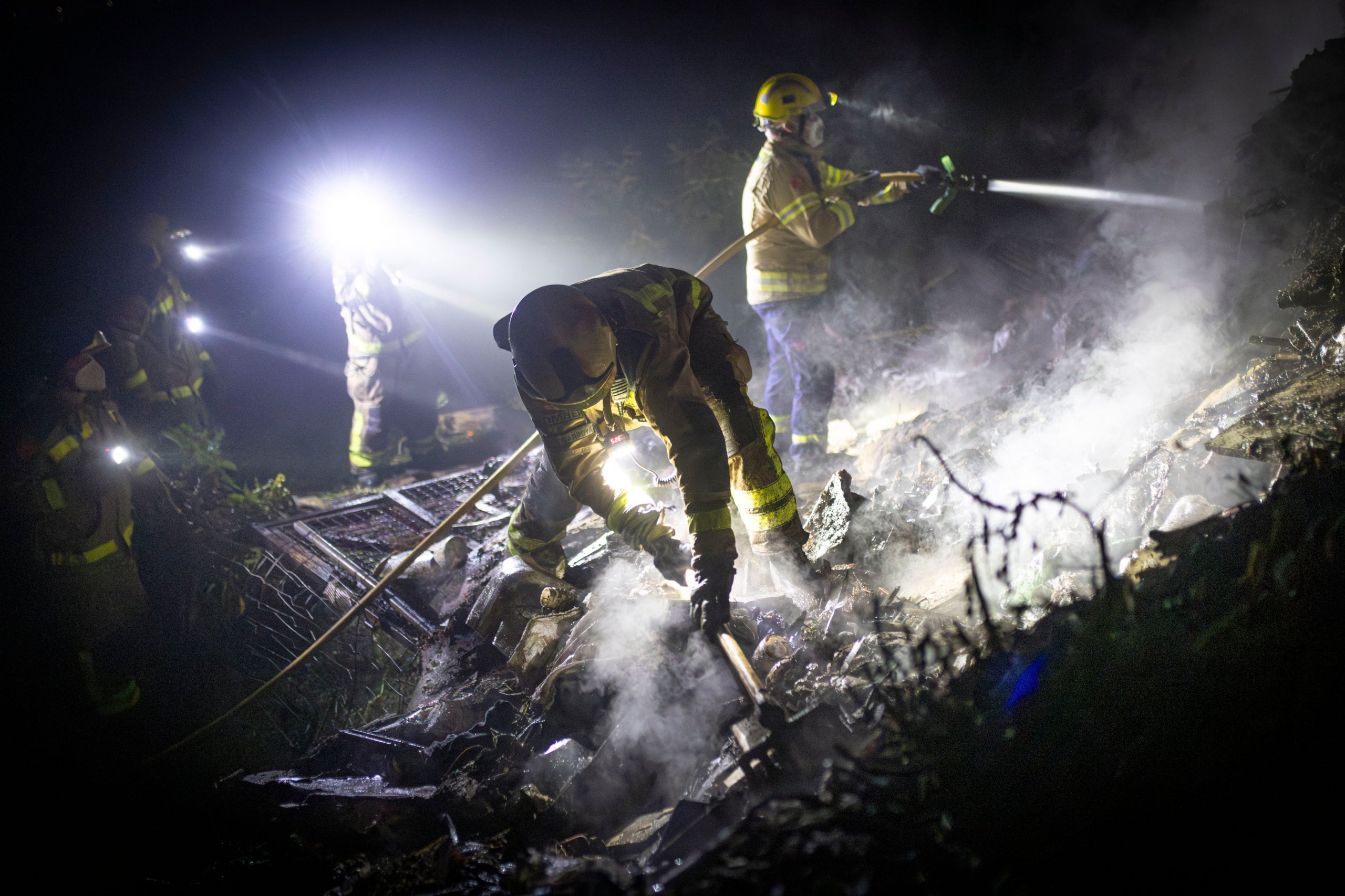 Els serveis d’emergència han actuat aquest dissabte de matinada en un incendi a la zona d’horts de Can Boada. Dotacions dels Bombers i Policia Municipal s’han desplaçat passada la mitjanit en aquesta zona propera al bosc. Les flames s’han iniciat en un brancal que tenia molta brossa i deixalles acumulades, una espècie d’abocador il·legal, situat entre barraques. Finalment, l’àrea afectada ha estat de 30 metres de llarg per 7 metres d’amplada. El foc s’ha pogut extingir i Bombers ha procedit a remoure el material. Passades les dues de la matinada s’ha donat el servei per finalitzat. 
