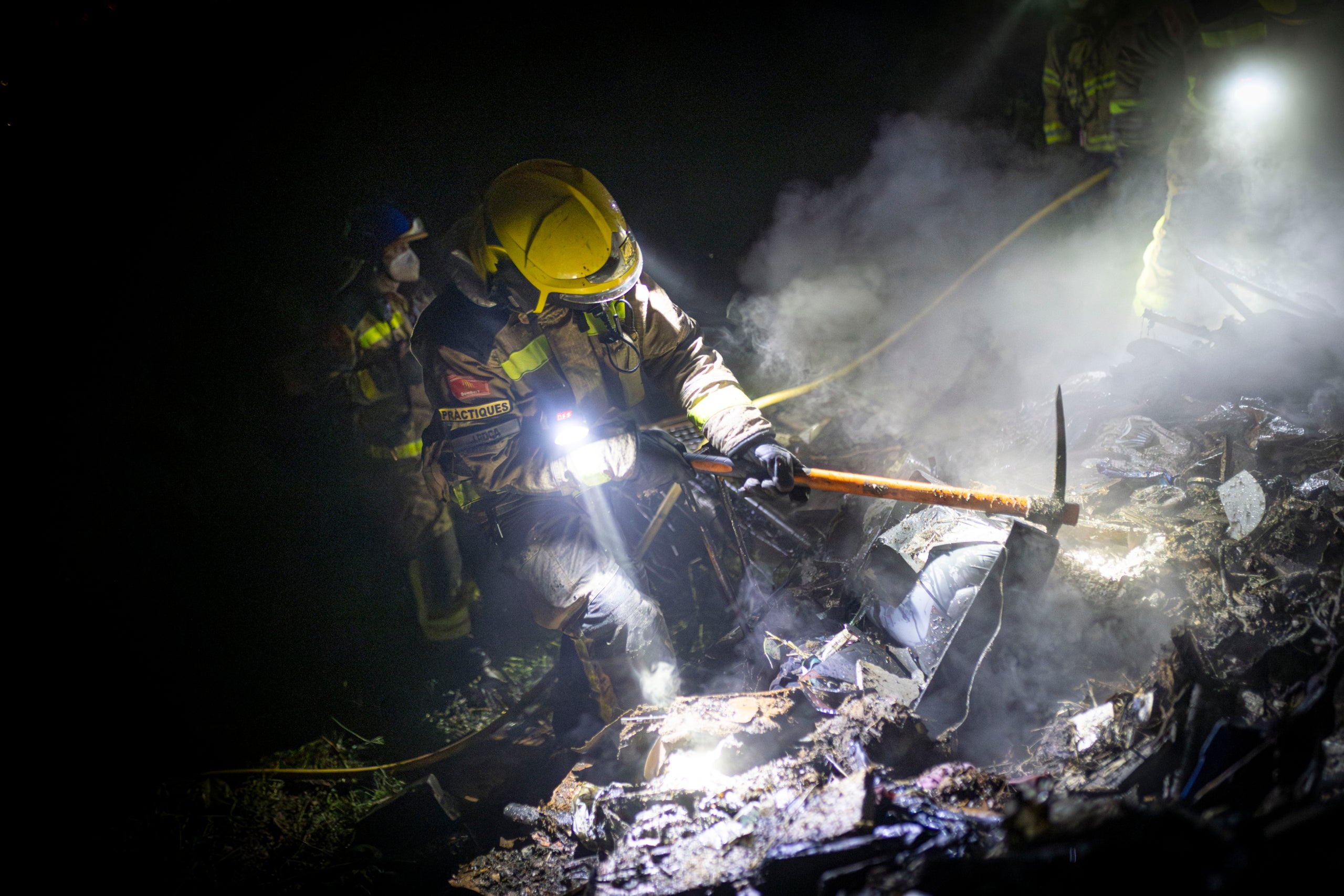 Els serveis d’emergència han actuat aquest dissabte de matinada en un incendi a la zona d’horts de Can Boada. Dotacions dels Bombers i Policia Municipal s’han desplaçat passada la mitjanit en aquesta zona propera al bosc. Les flames s’han iniciat en un brancal que tenia molta brossa i deixalles acumulades, una espècie d’abocador il·legal, situat entre barraques. Finalment, l’àrea afectada ha estat de 30 metres de llarg per 7 metres d’amplada. El foc s’ha pogut extingir i Bombers ha procedit a remoure el material. Passades les dues de la matinada s’ha donat el servei per finalitzat. 